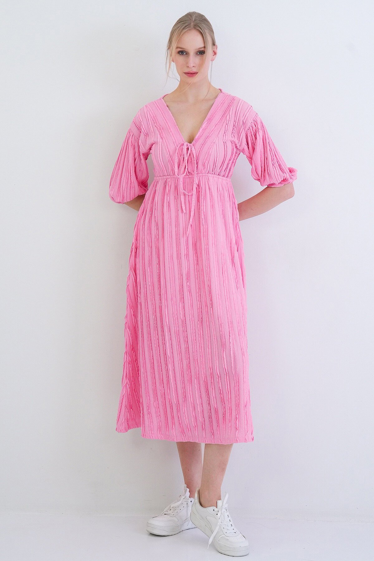 V Yaka Bağlama Detaylı Fırfır Kumaş Maxi Boy Elbise