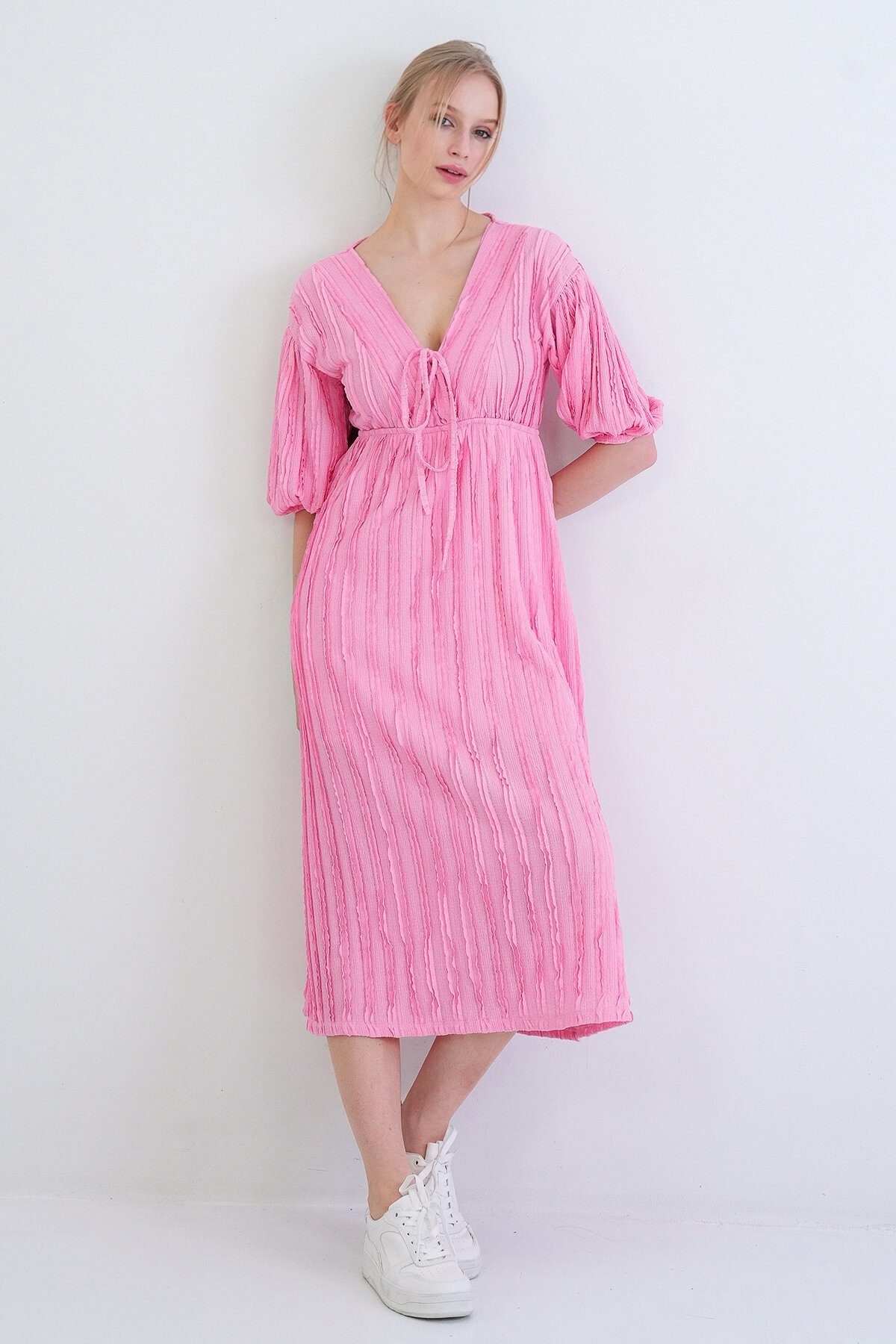 V Yaka Bağlama Detaylı Fırfır Kumaş Maxi Boy Elbise