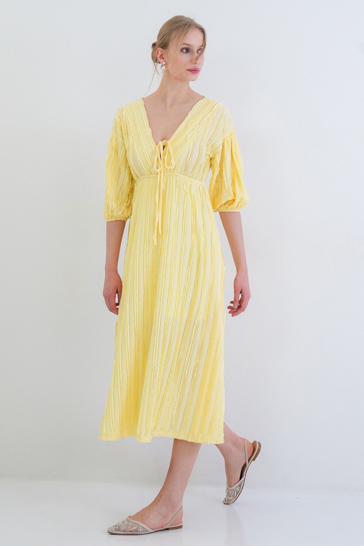 V Yaka Bağlama Detaylı Fırfır Kumaş Maxi Boy Elbise