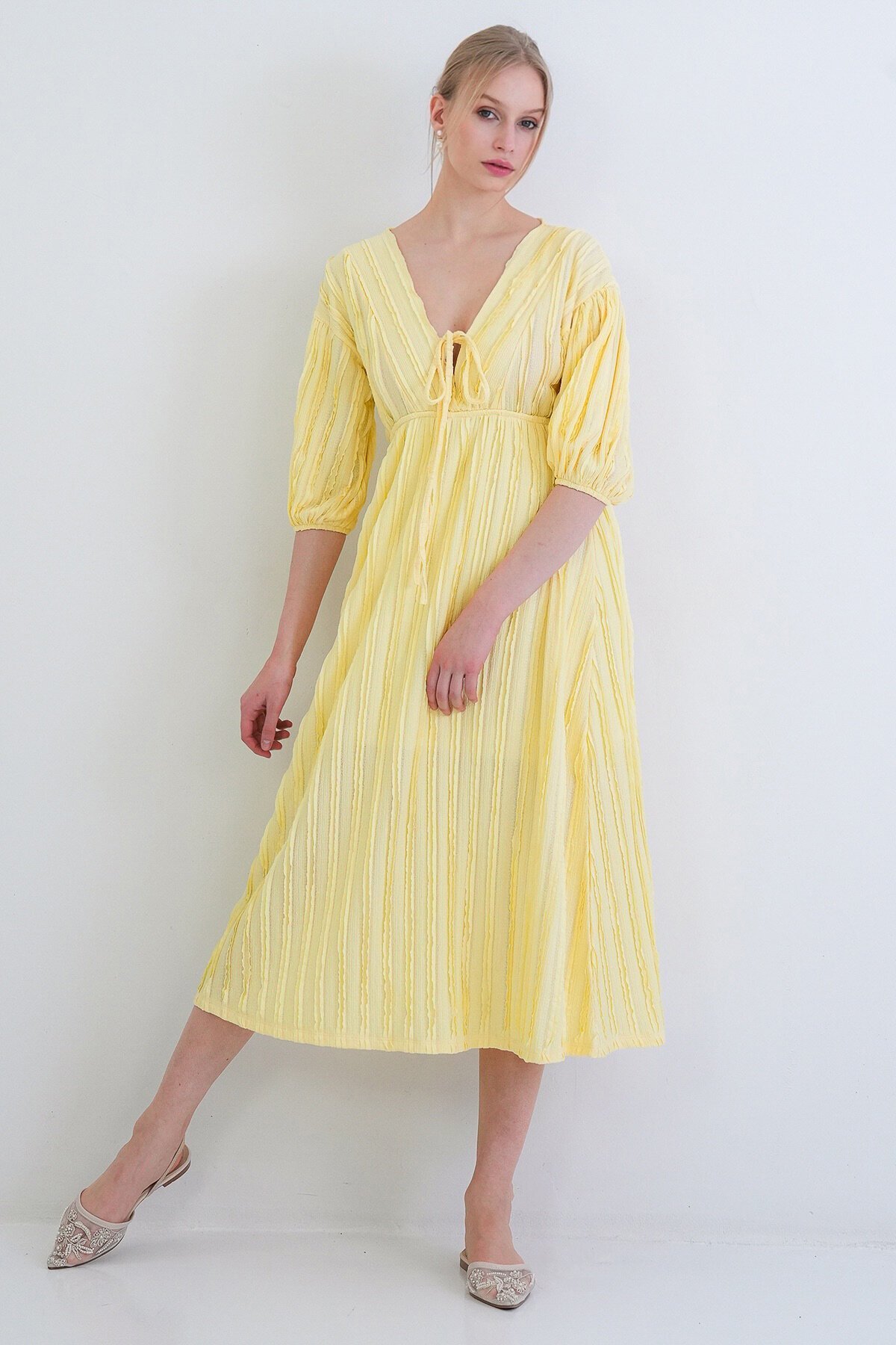 V Yaka Bağlama Detaylı Fırfır Kumaş Maxi Boy Elbise