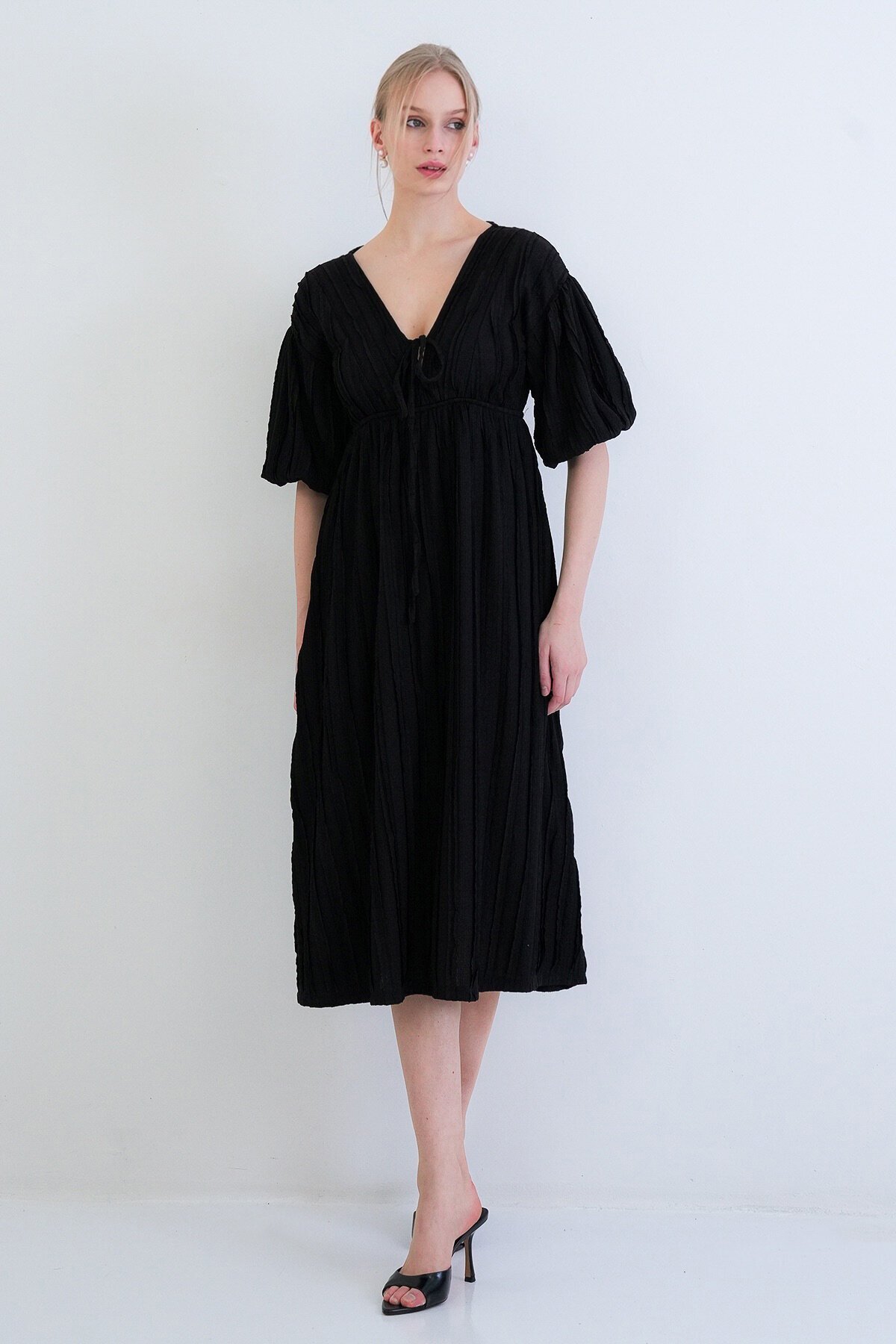 V Yaka Bağlama Detaylı Fırfır Kumaş Maxi Boy Elbise