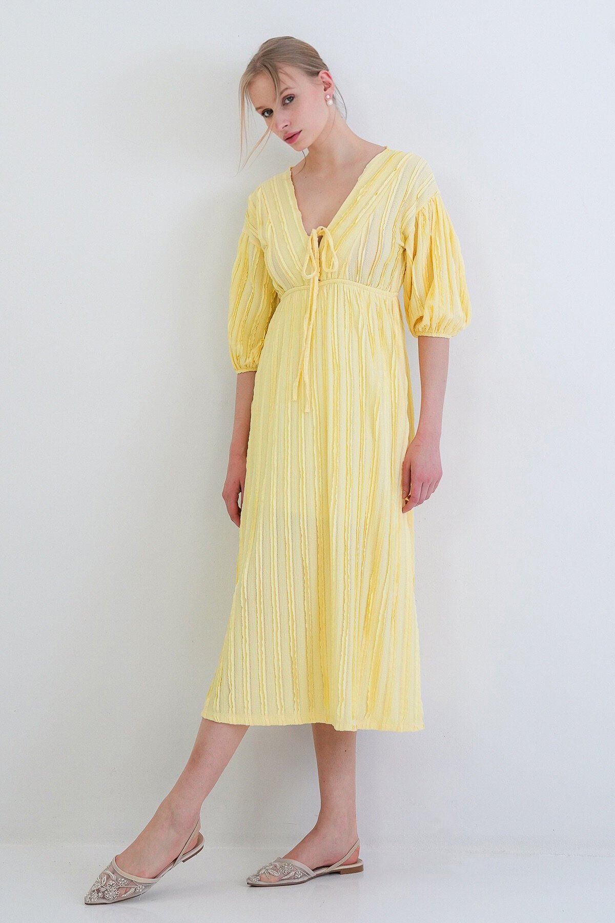 V Yaka Bağlama Detaylı Fırfır Kumaş Maxi Boy Elbise