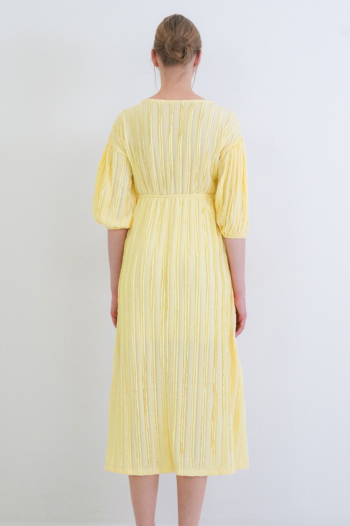 V Yaka Bağlama Detaylı Fırfır Kumaş Maxi Boy Elbise