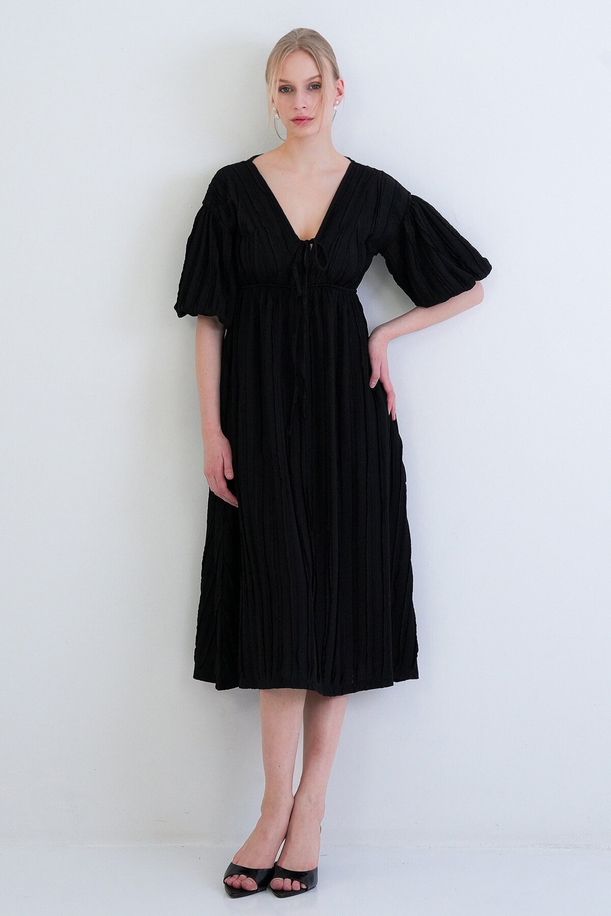 V Yaka Bağlama Detaylı Fırfır Kumaş Maxi Boy Elbise