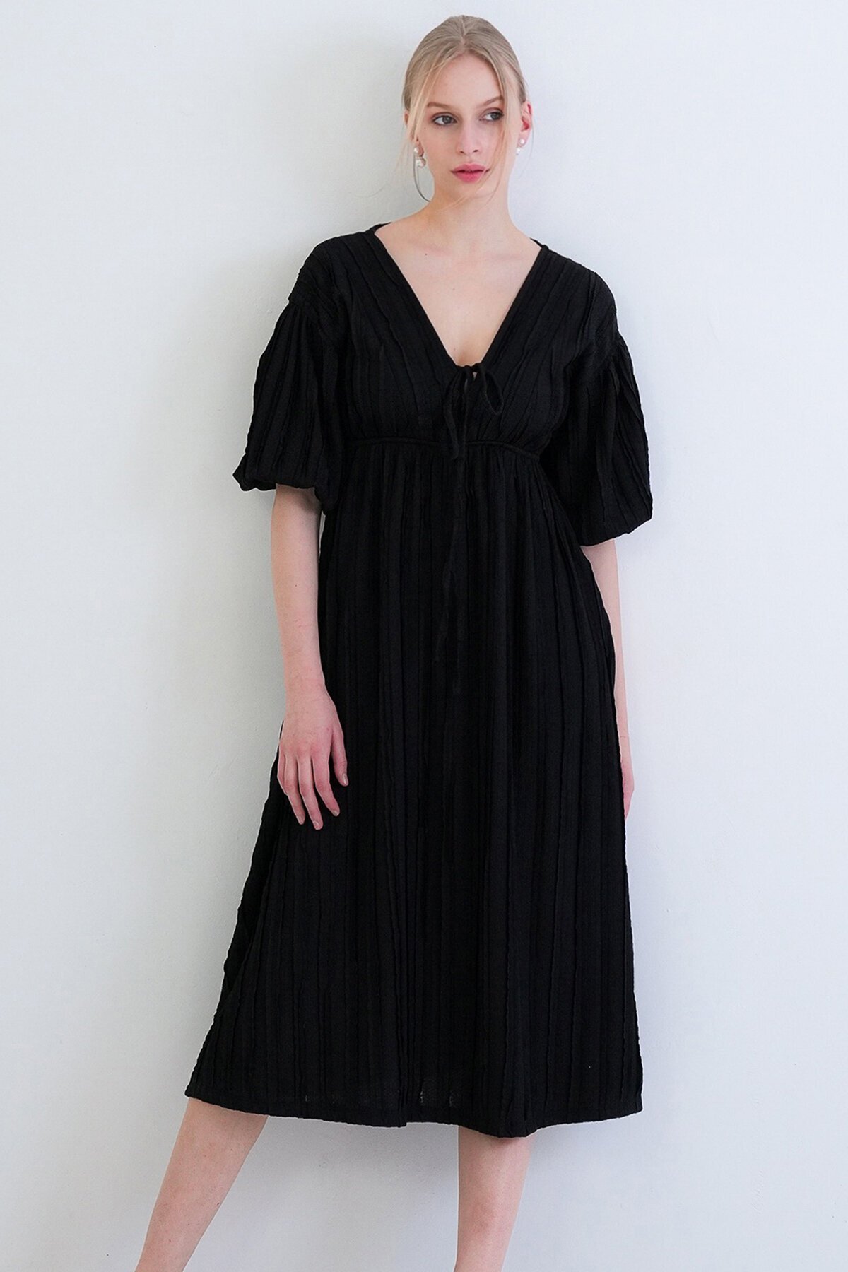 V Yaka Bağlama Detaylı Fırfır Kumaş Maxi Boy Elbise