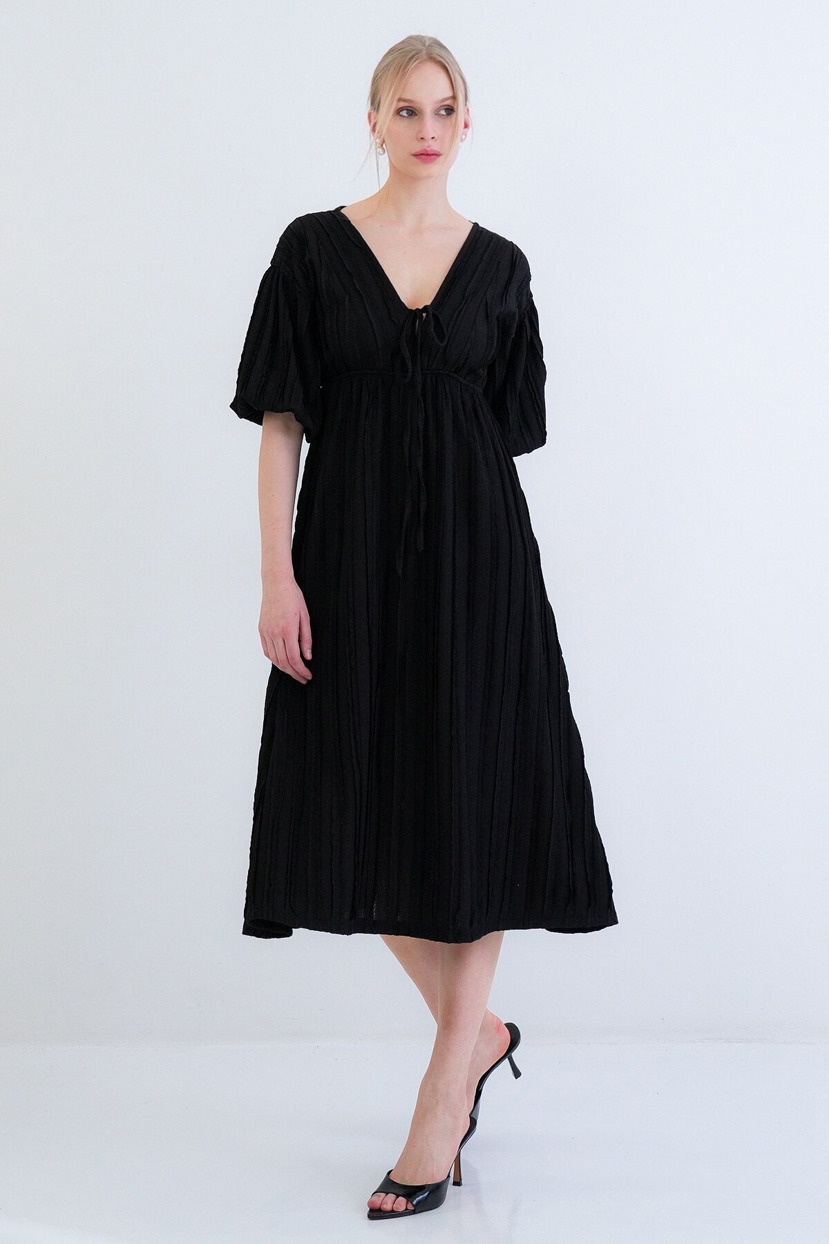 V Yaka Bağlama Detaylı Fırfır Kumaş Maxi Boy Elbise