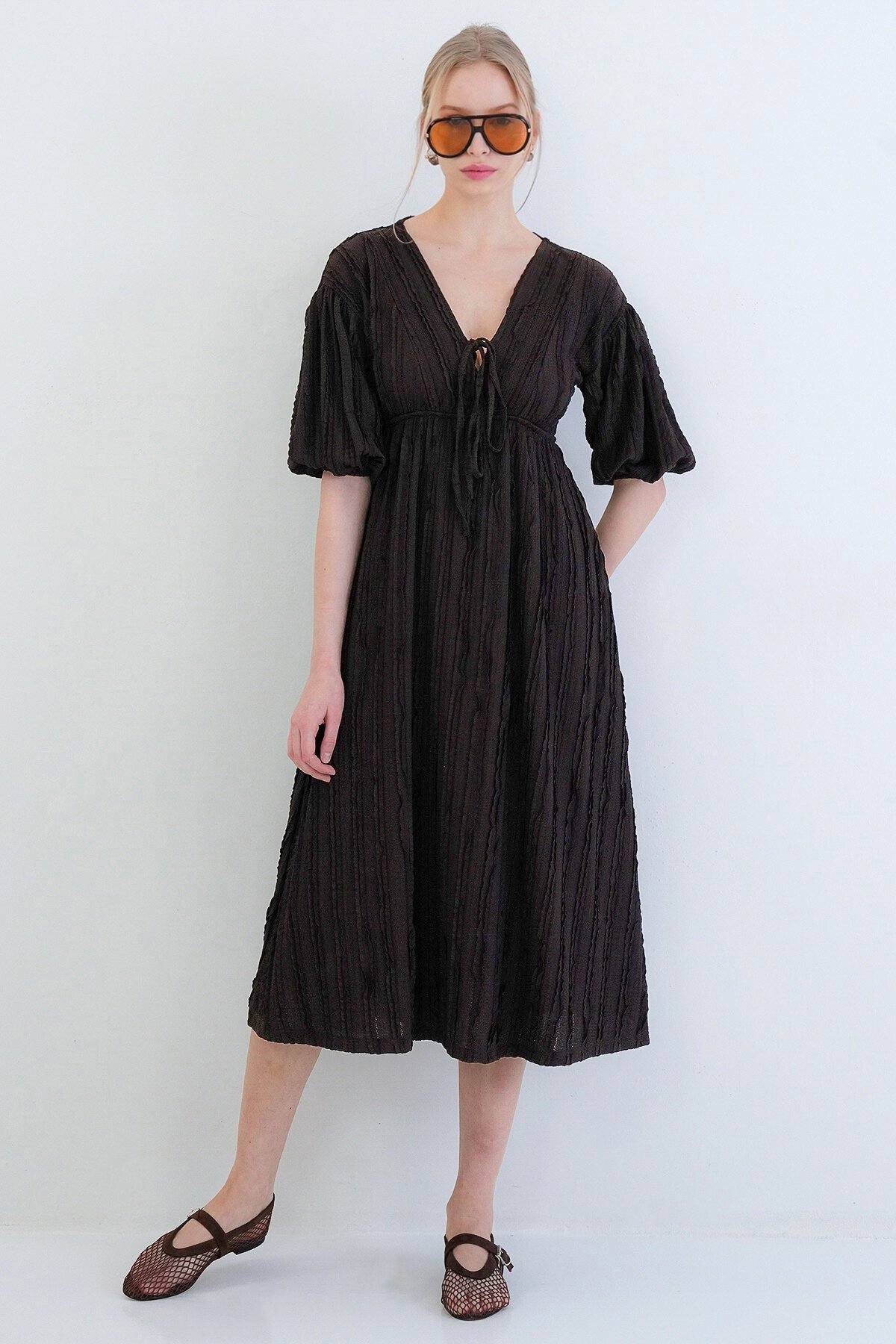 V Yaka Bağlama Detaylı Fırfır Kumaş Maxi Boy Elbise