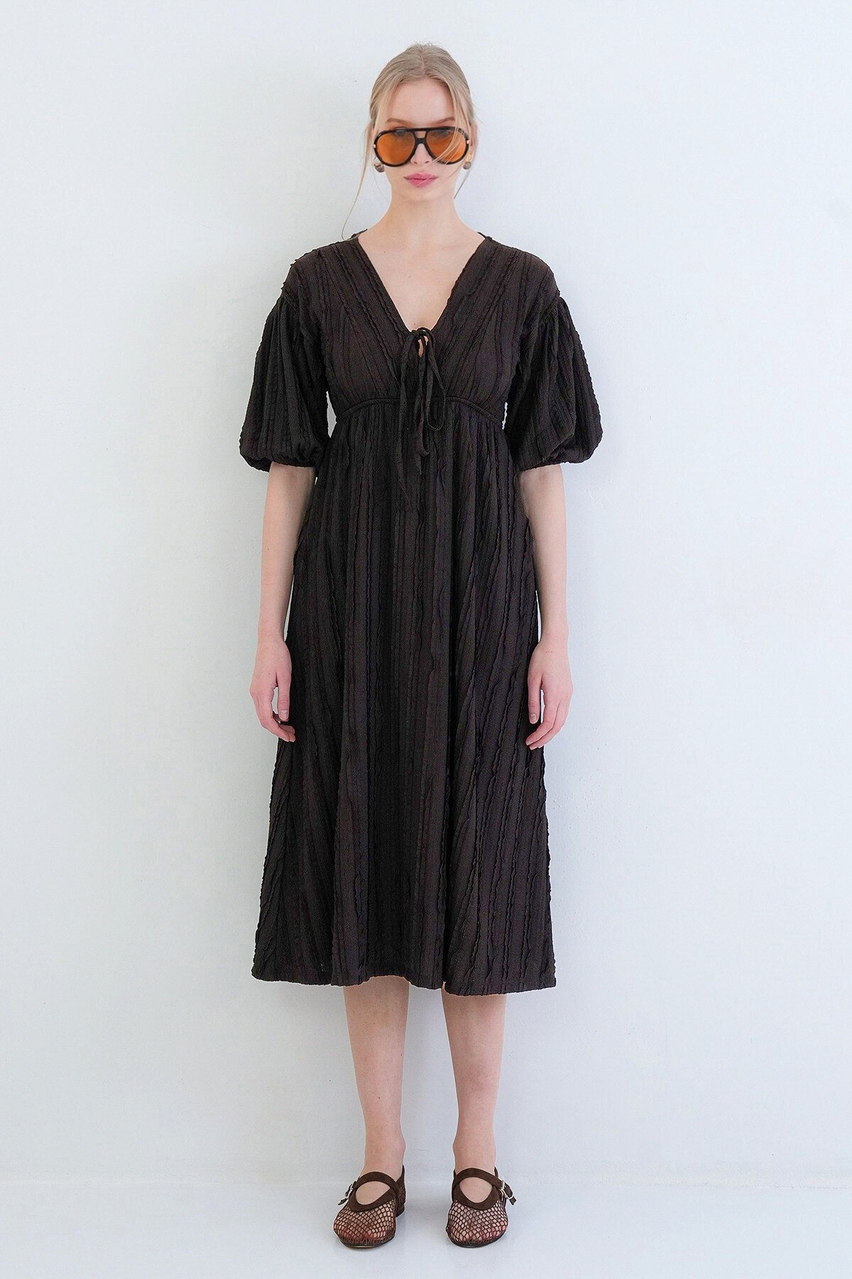 V Yaka Bağlama Detaylı Fırfır Kumaş Maxi Boy Elbise