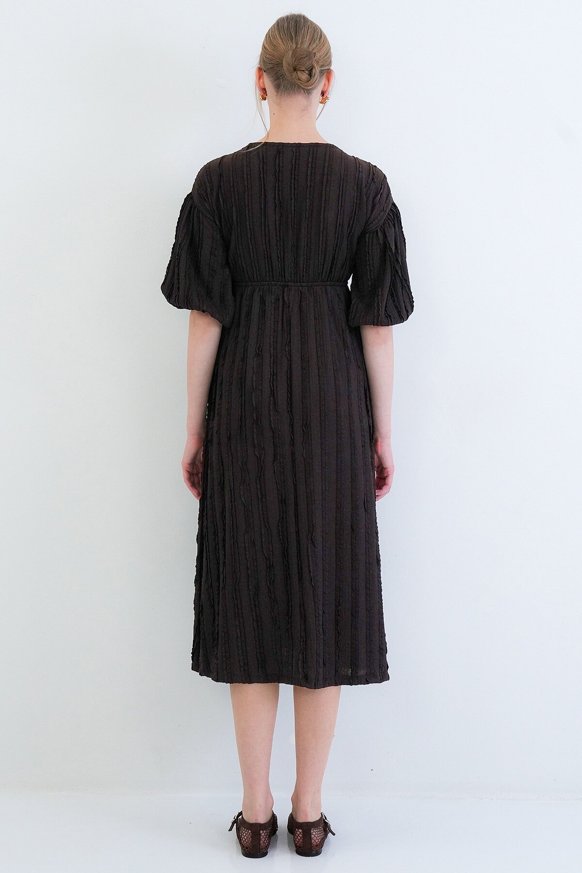 V Yaka Bağlama Detaylı Fırfır Kumaş Maxi Boy Elbise