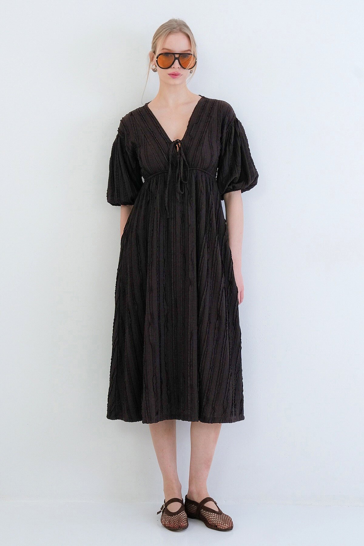 V Yaka Bağlama Detaylı Fırfır Kumaş Maxi Boy Elbise