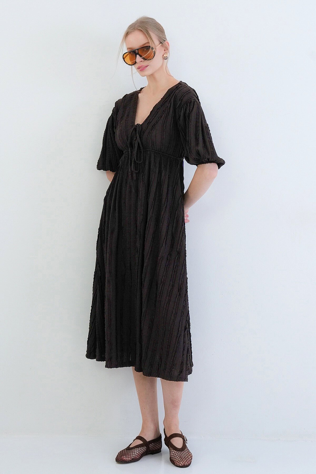 V Yaka Bağlama Detaylı Fırfır Kumaş Maxi Boy Elbise