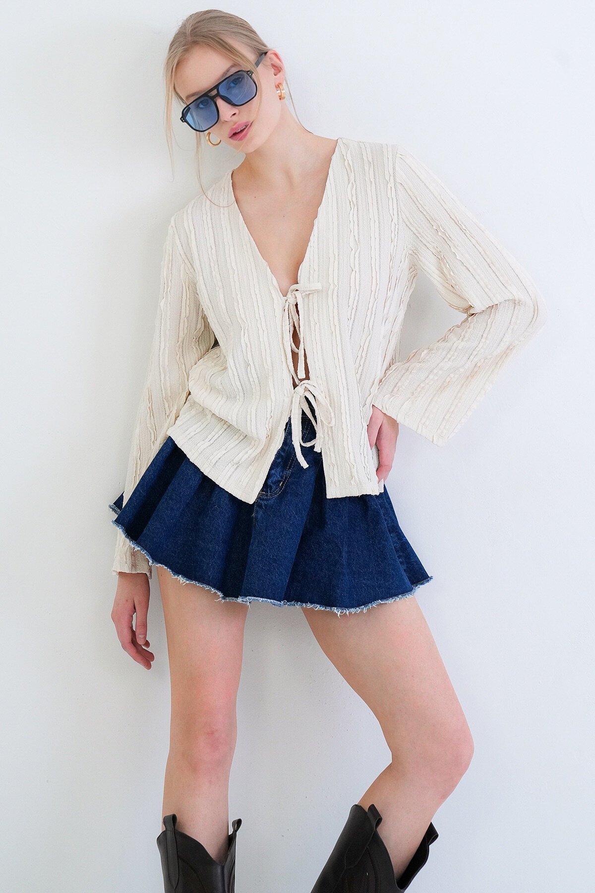 V Yaka Bağlama Detaylı Fırfır Kumaş Örme Bluz