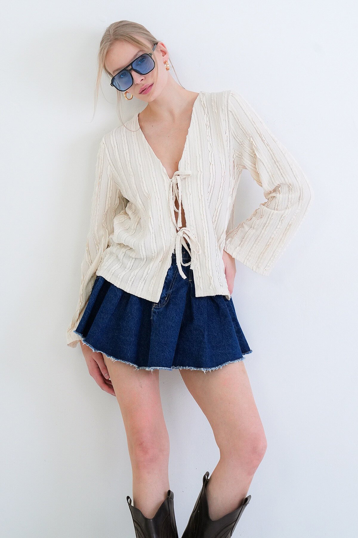 V Yaka Bağlama Detaylı Fırfır Kumaş Örme Bluz