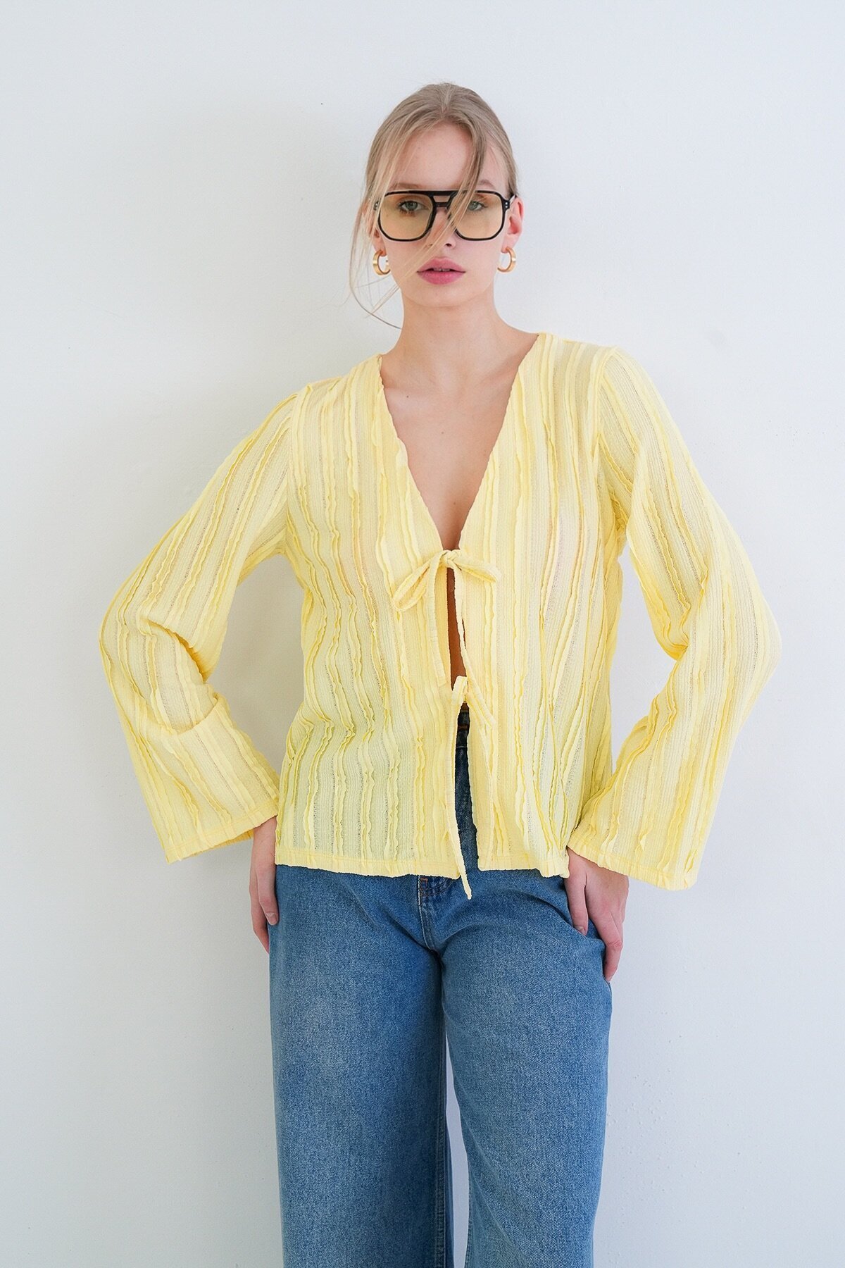 V Yaka Bağlama Detaylı Fırfır Kumaş Örme Bluz