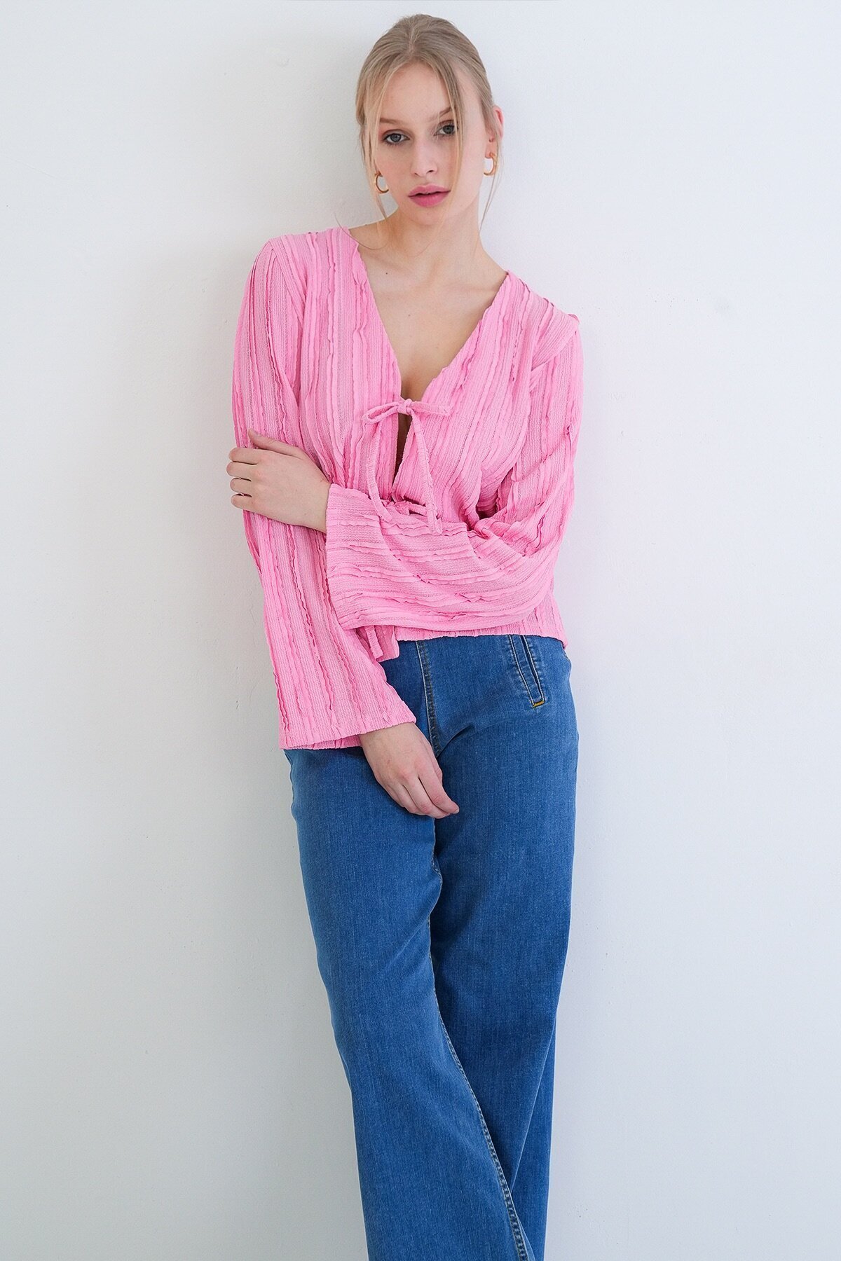 V Yaka Bağlama Detaylı Fırfır Kumaş Örme Bluz