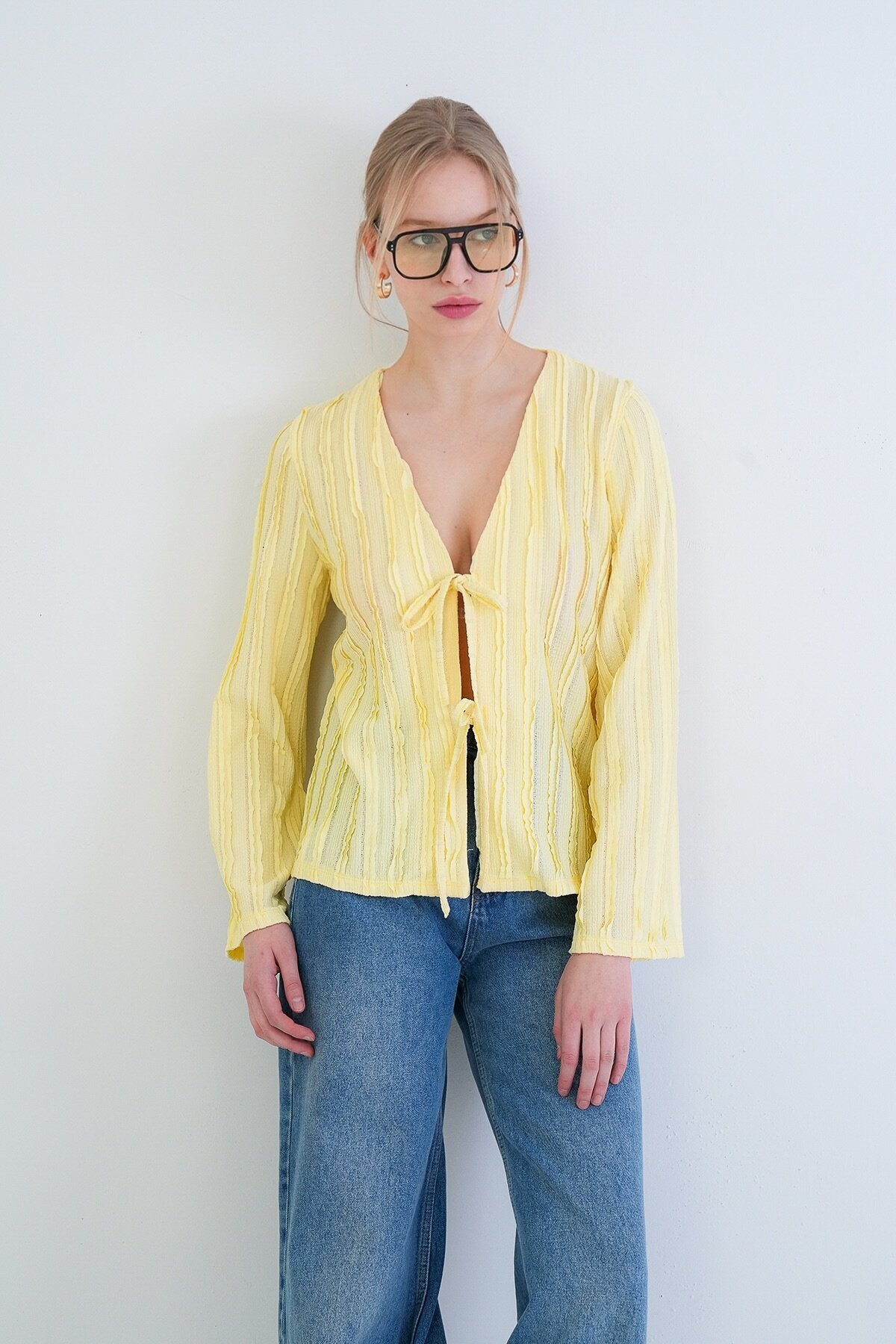 V Yaka Bağlama Detaylı Fırfır Kumaş Örme Bluz