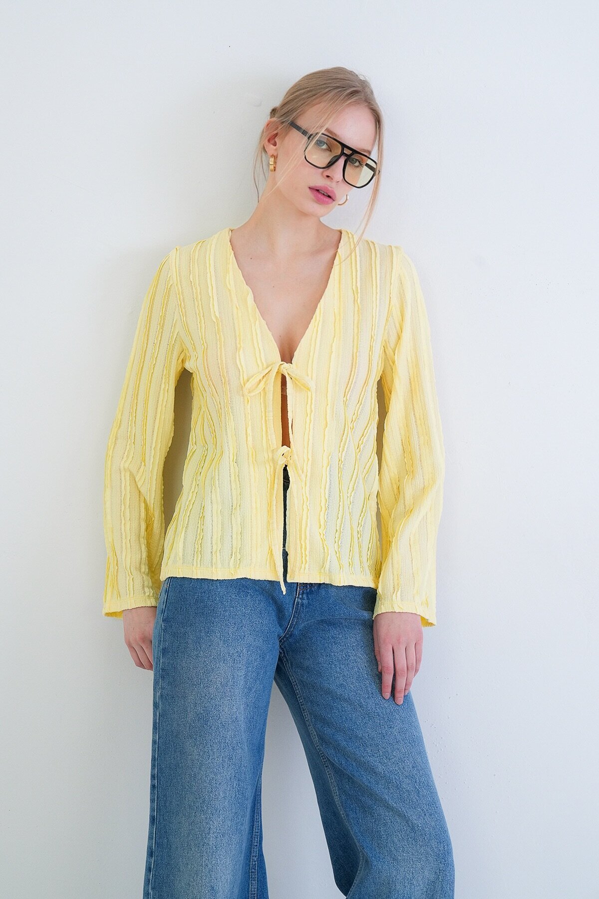 V Yaka Bağlama Detaylı Fırfır Kumaş Örme Bluz