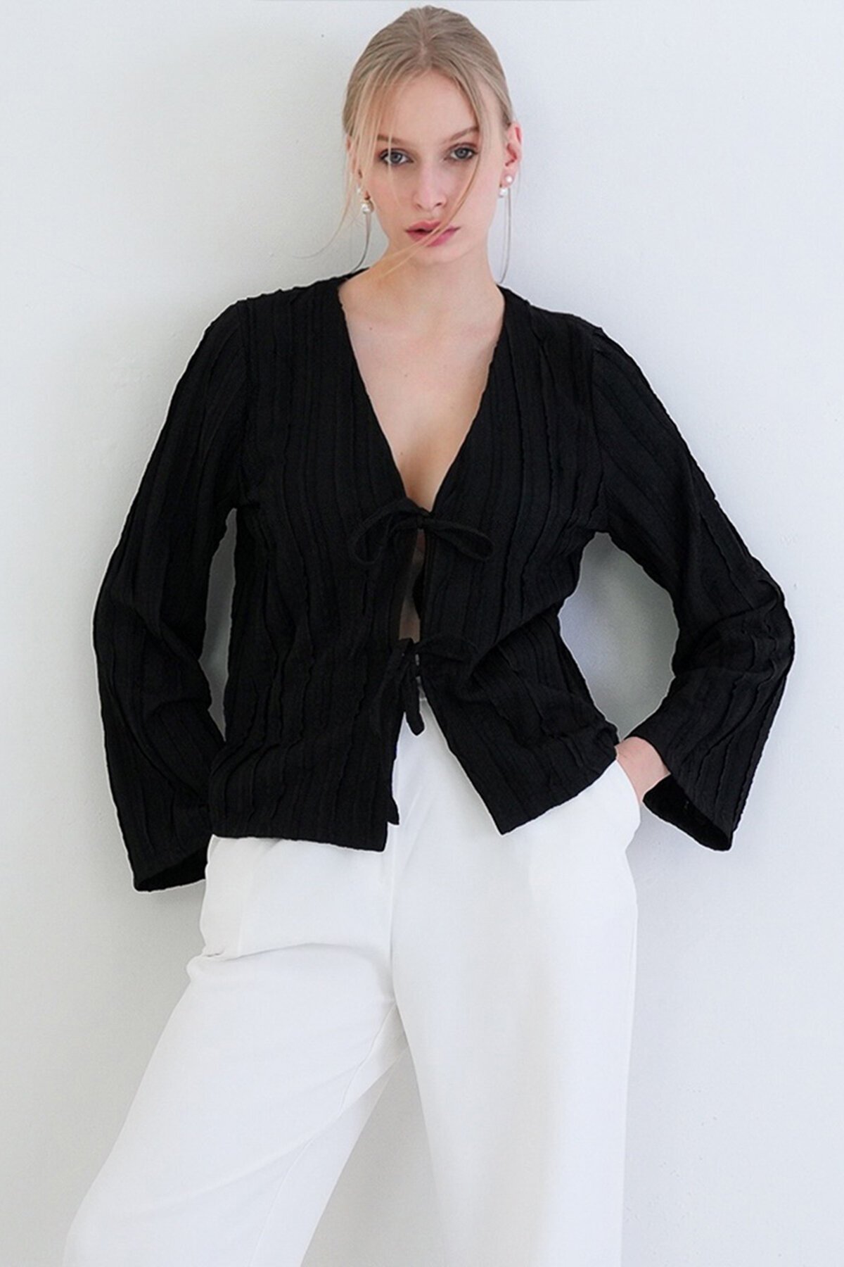 V Yaka Bağlama Detaylı Fırfır Kumaş Örme Bluz