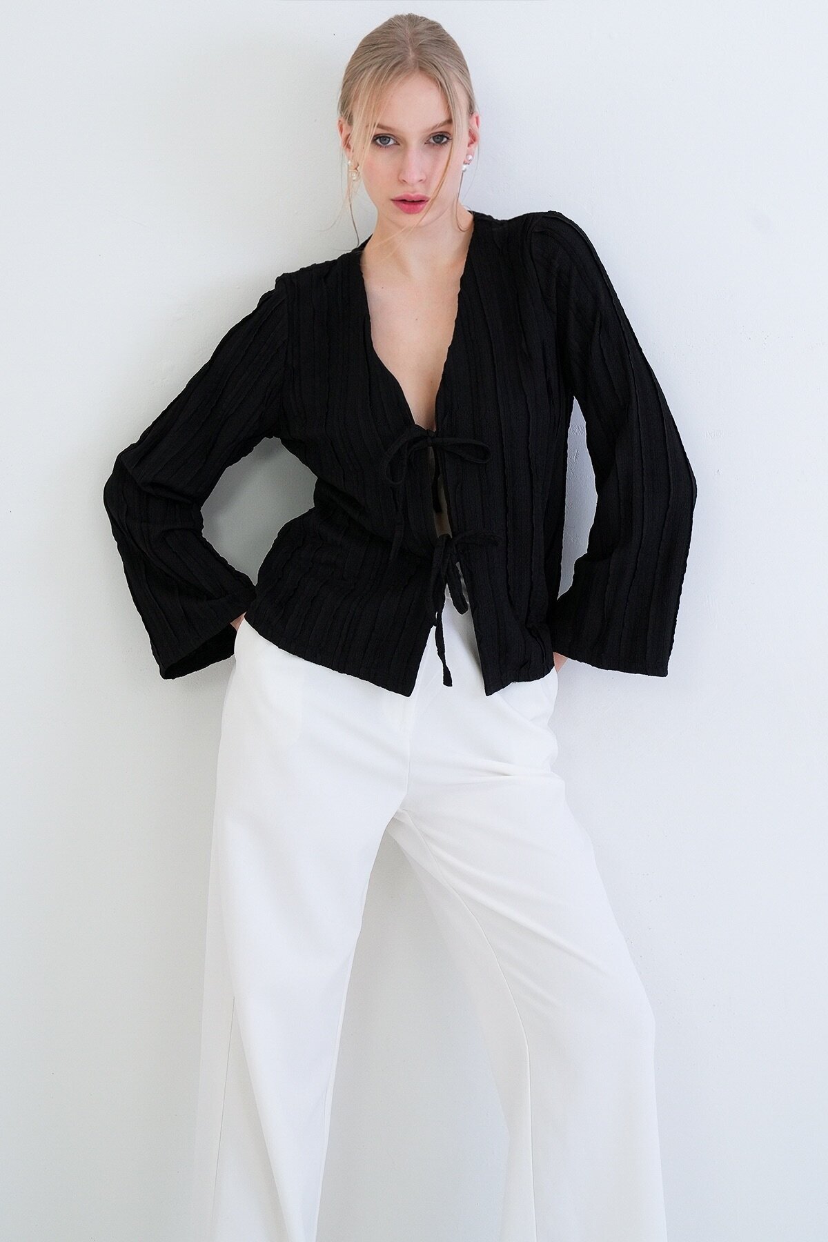 V Yaka Bağlama Detaylı Fırfır Kumaş Örme Bluz