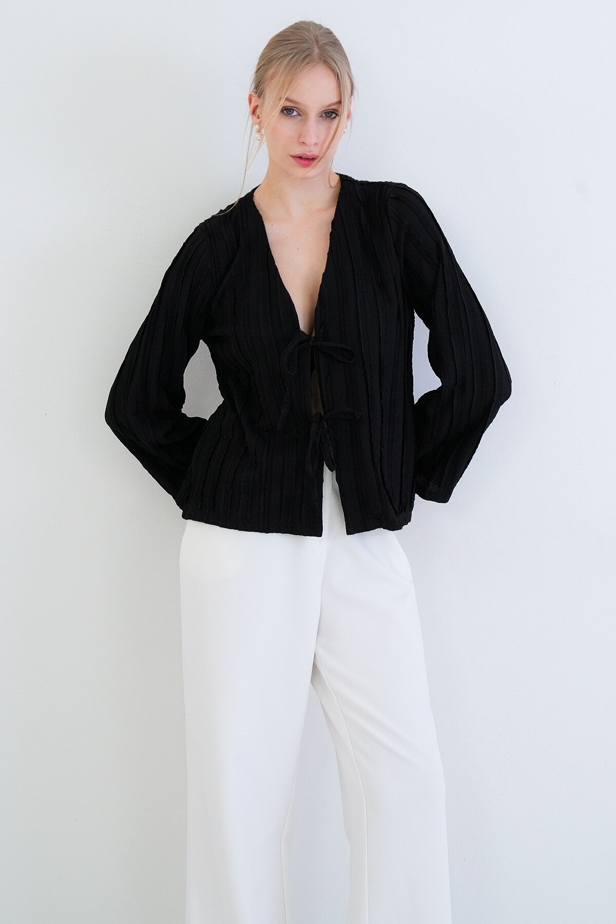 V Yaka Bağlama Detaylı Fırfır Kumaş Örme Bluz