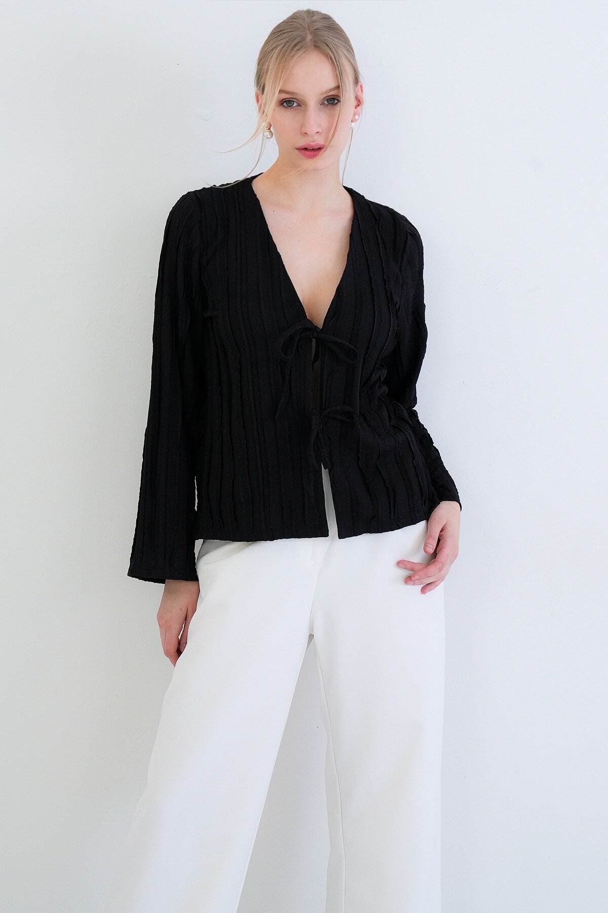 V Yaka Bağlama Detaylı Fırfır Kumaş Örme Bluz