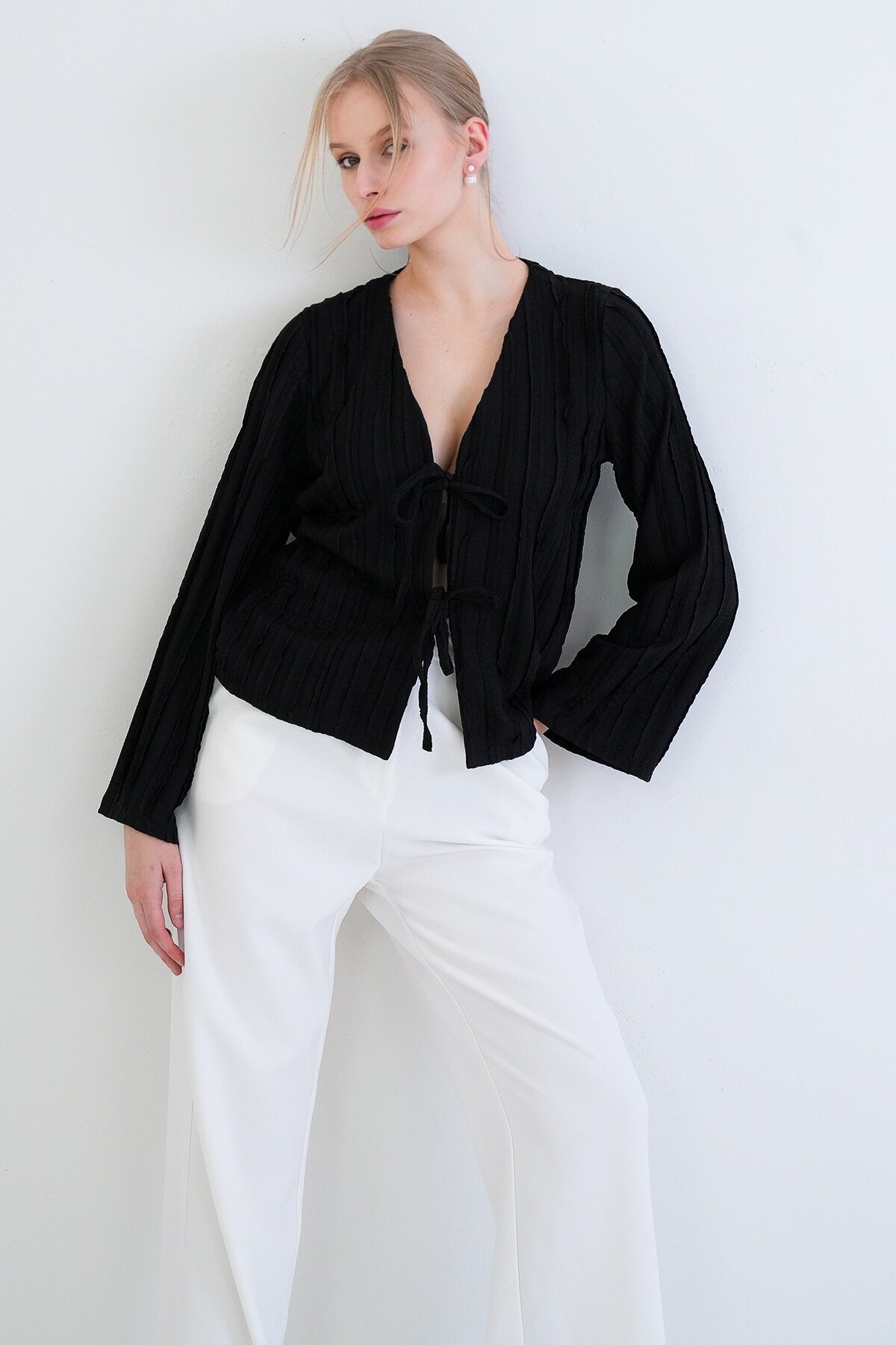 V Yaka Bağlama Detaylı Fırfır Kumaş Örme Bluz