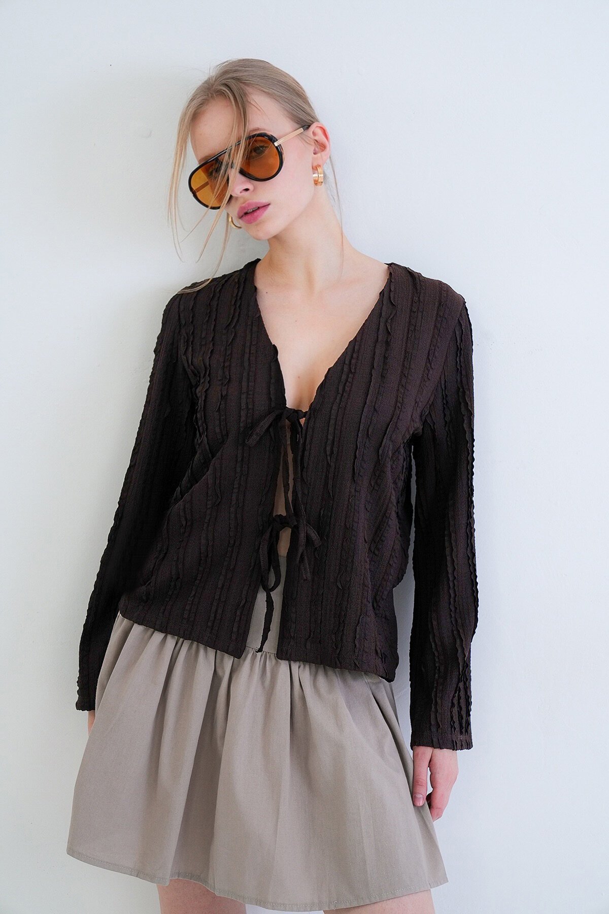 V Yaka Bağlama Detaylı Fırfır Kumaş Örme Bluz