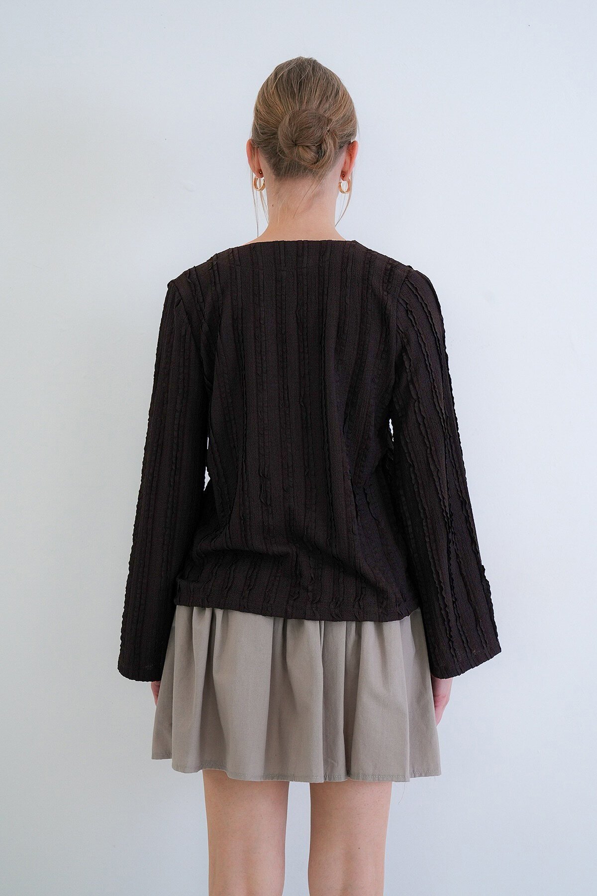 V Yaka Bağlama Detaylı Fırfır Kumaş Örme Bluz