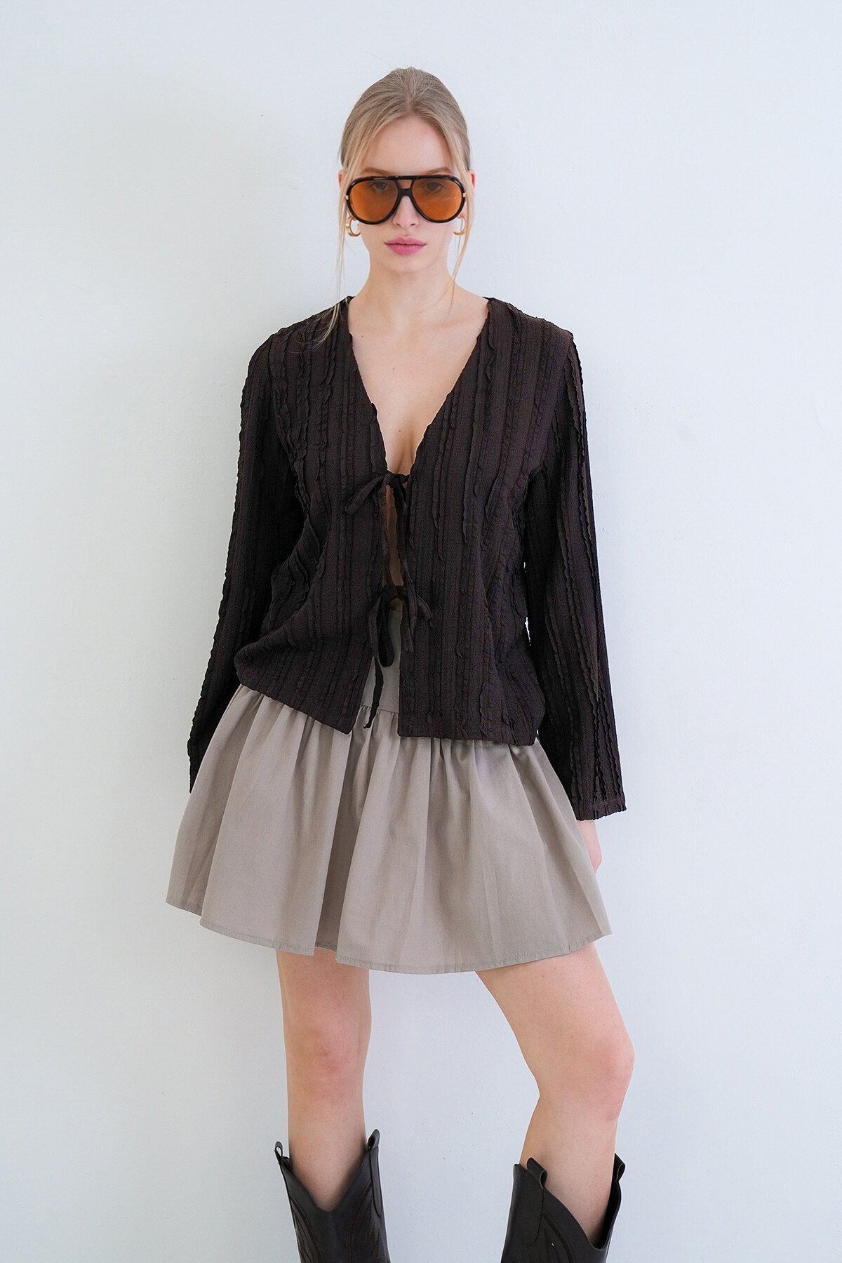 V Yaka Bağlama Detaylı Fırfır Kumaş Örme Bluz