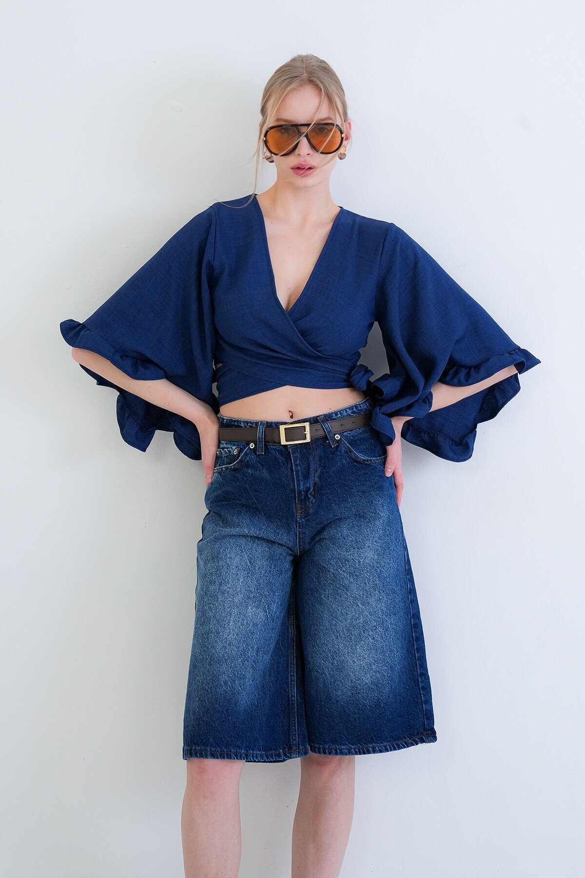 V Yaka Bağlama Detaylı Kolları Fırfırlı Sofia Keten Bluz