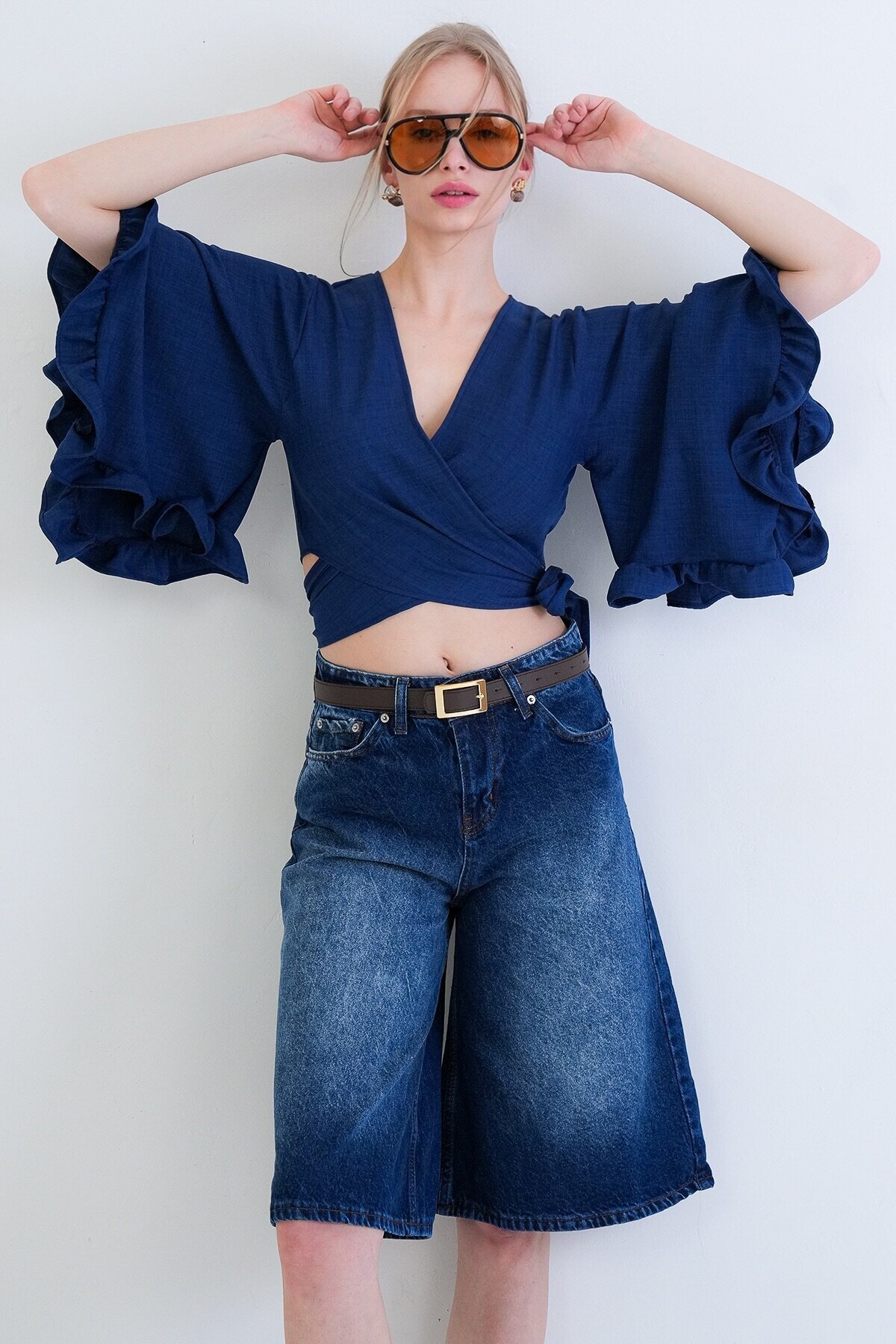 V Yaka Bağlama Detaylı Kolları Fırfırlı Sofia Keten Bluz