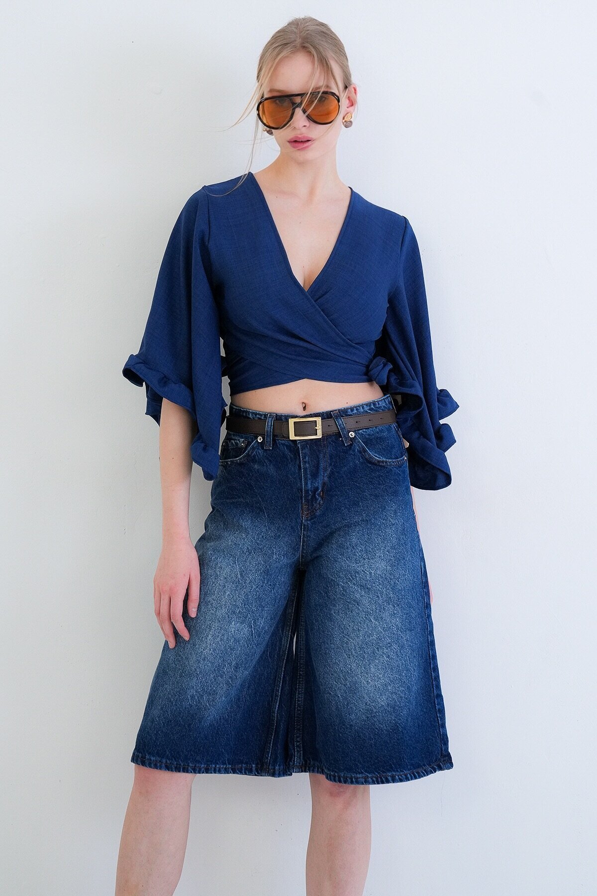 V Yaka Bağlama Detaylı Kolları Fırfırlı Sofia Keten Bluz