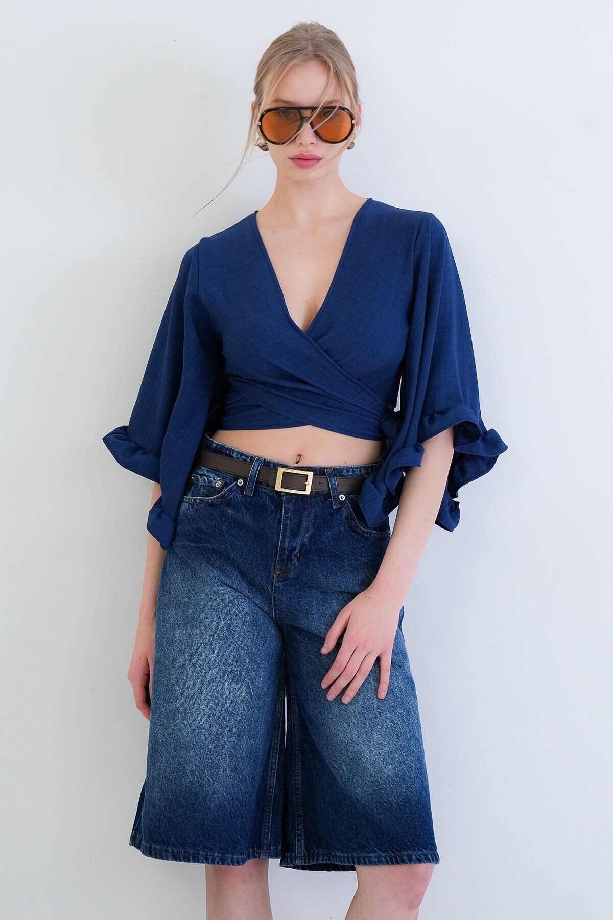 V Yaka Bağlama Detaylı Kolları Fırfırlı Sofia Keten Bluz