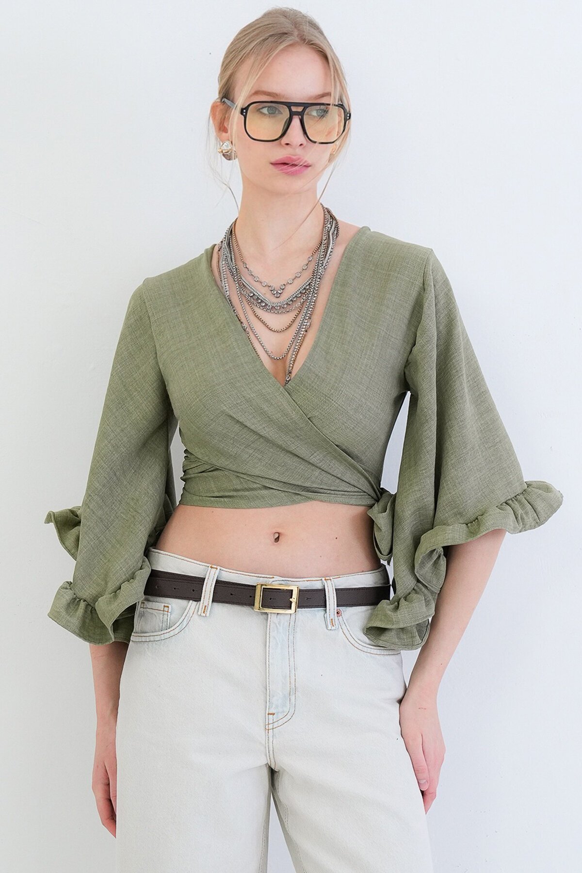 V Yaka Bağlama Detaylı Kolları Fırfırlı Sofia Keten Bluz