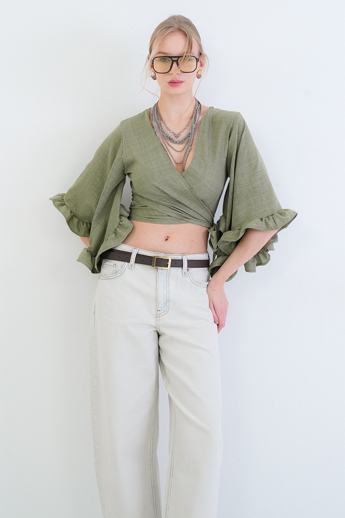 V Yaka Bağlama Detaylı Kolları Fırfırlı Sofia Keten Bluz