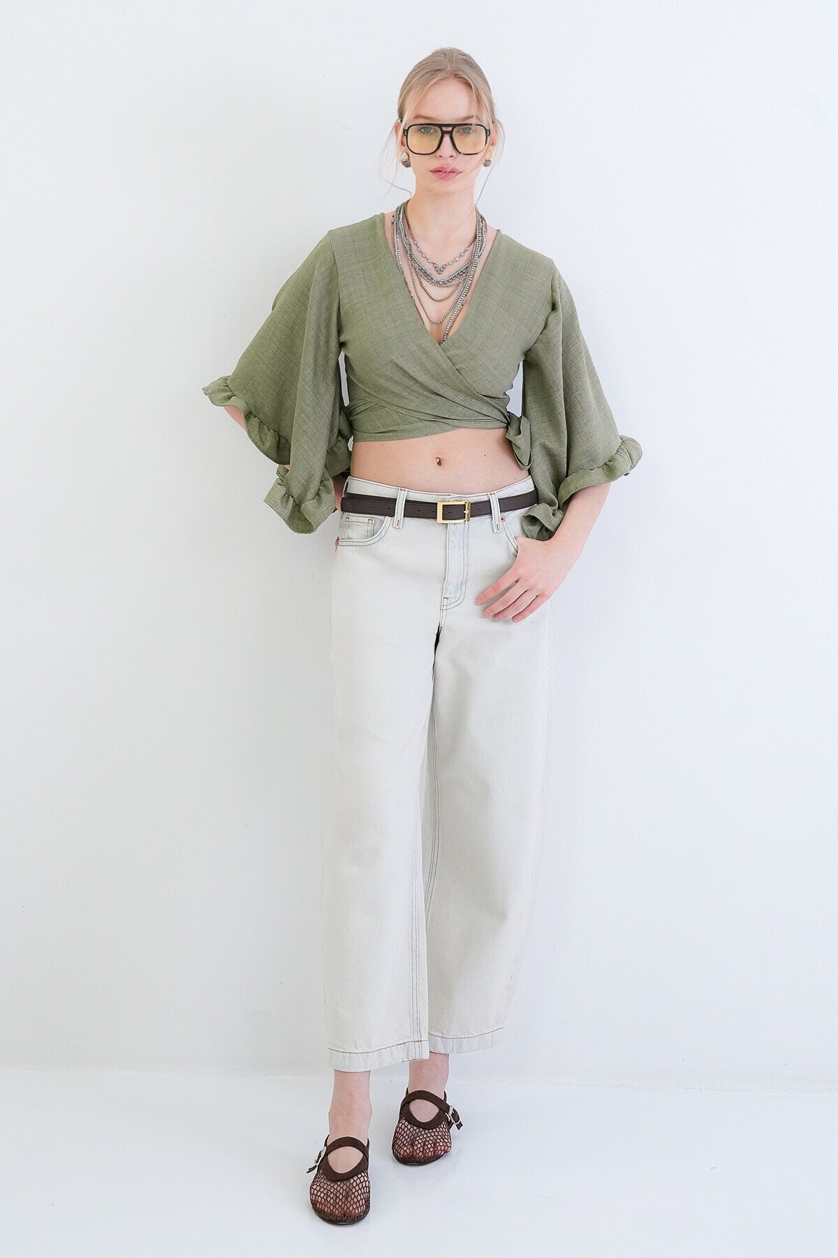 V Yaka Bağlama Detaylı Kolları Fırfırlı Sofia Keten Bluz