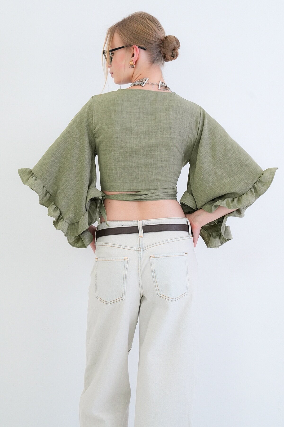 V Yaka Bağlama Detaylı Kolları Fırfırlı Sofia Keten Bluz