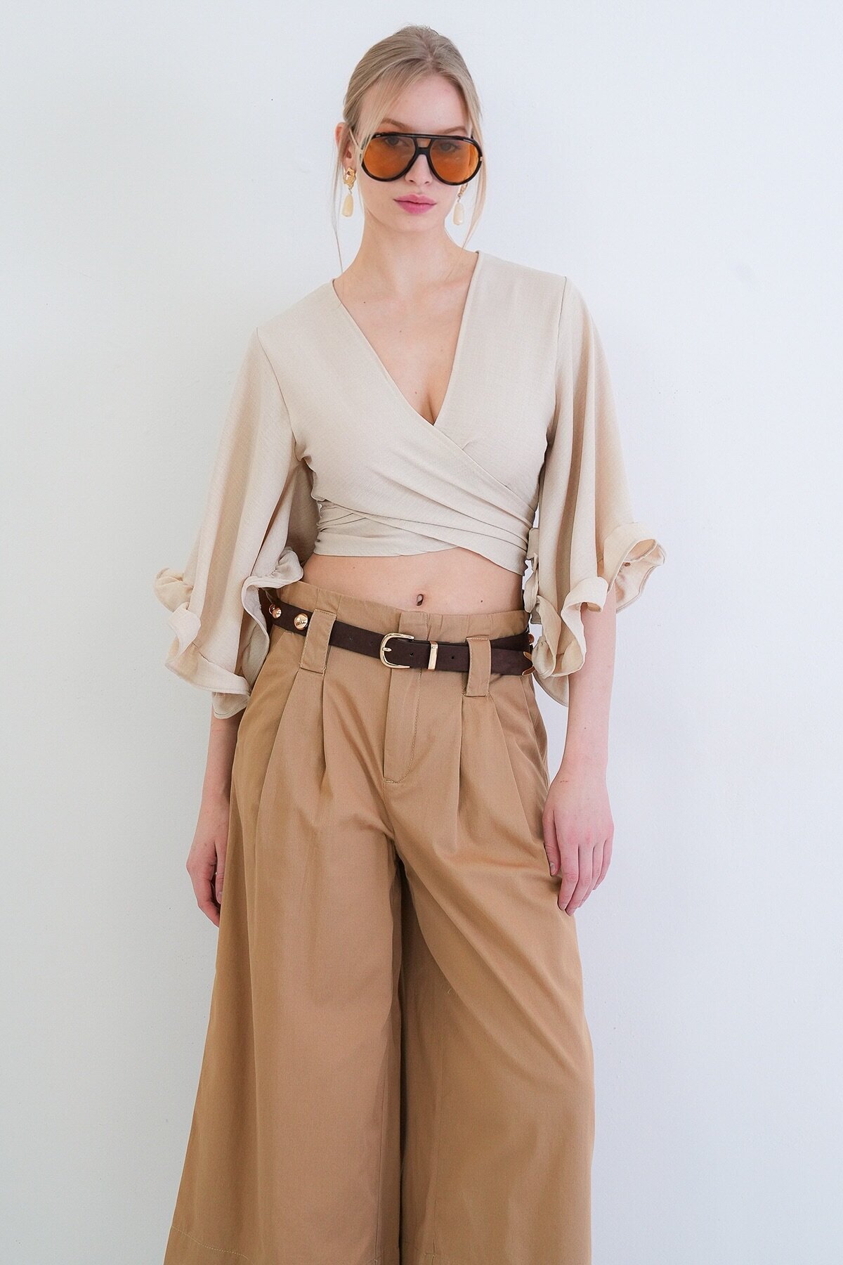 V Yaka Bağlama Detaylı Kolları Fırfırlı Sofia Keten Bluz