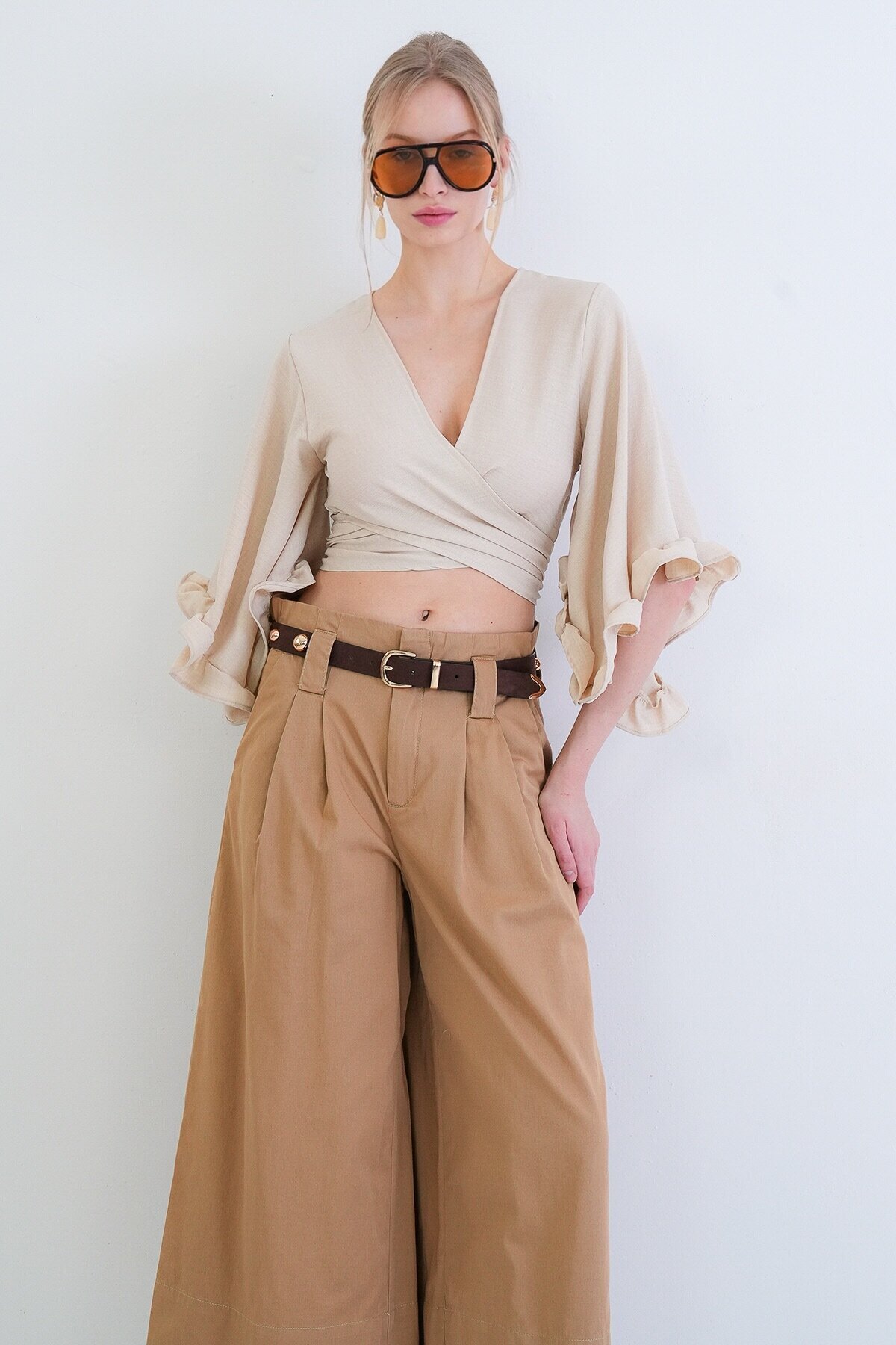 V Yaka Bağlama Detaylı Kolları Fırfırlı Sofia Keten Bluz