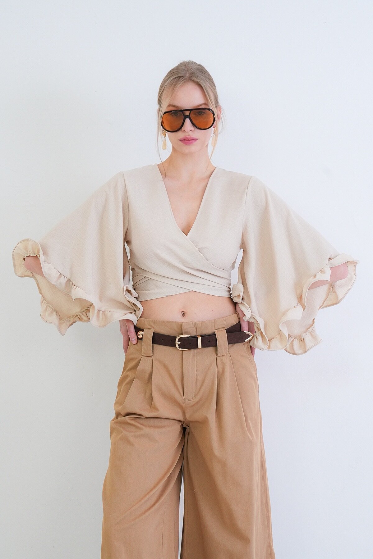 V Yaka Bağlama Detaylı Kolları Fırfırlı Sofia Keten Bluz