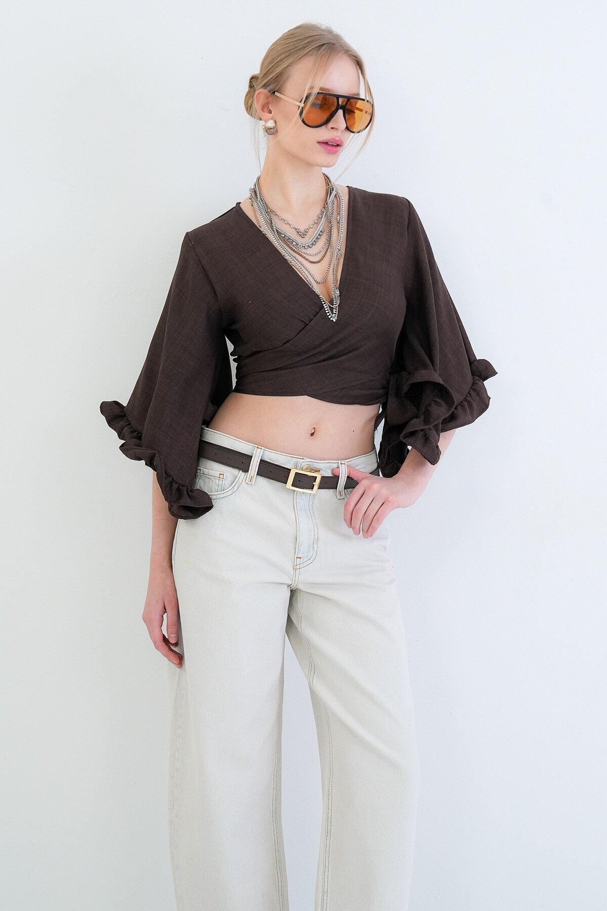 V Yaka Bağlama Detaylı Kolları Fırfırlı Sofia Keten Bluz