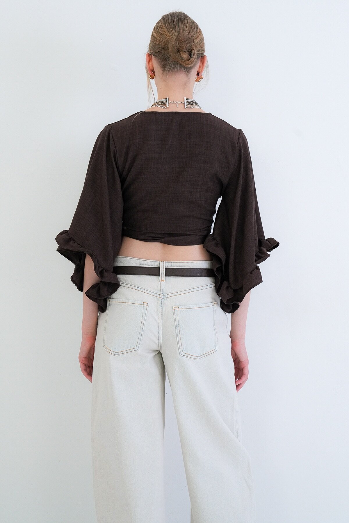 V Yaka Bağlama Detaylı Kolları Fırfırlı Sofia Keten Bluz