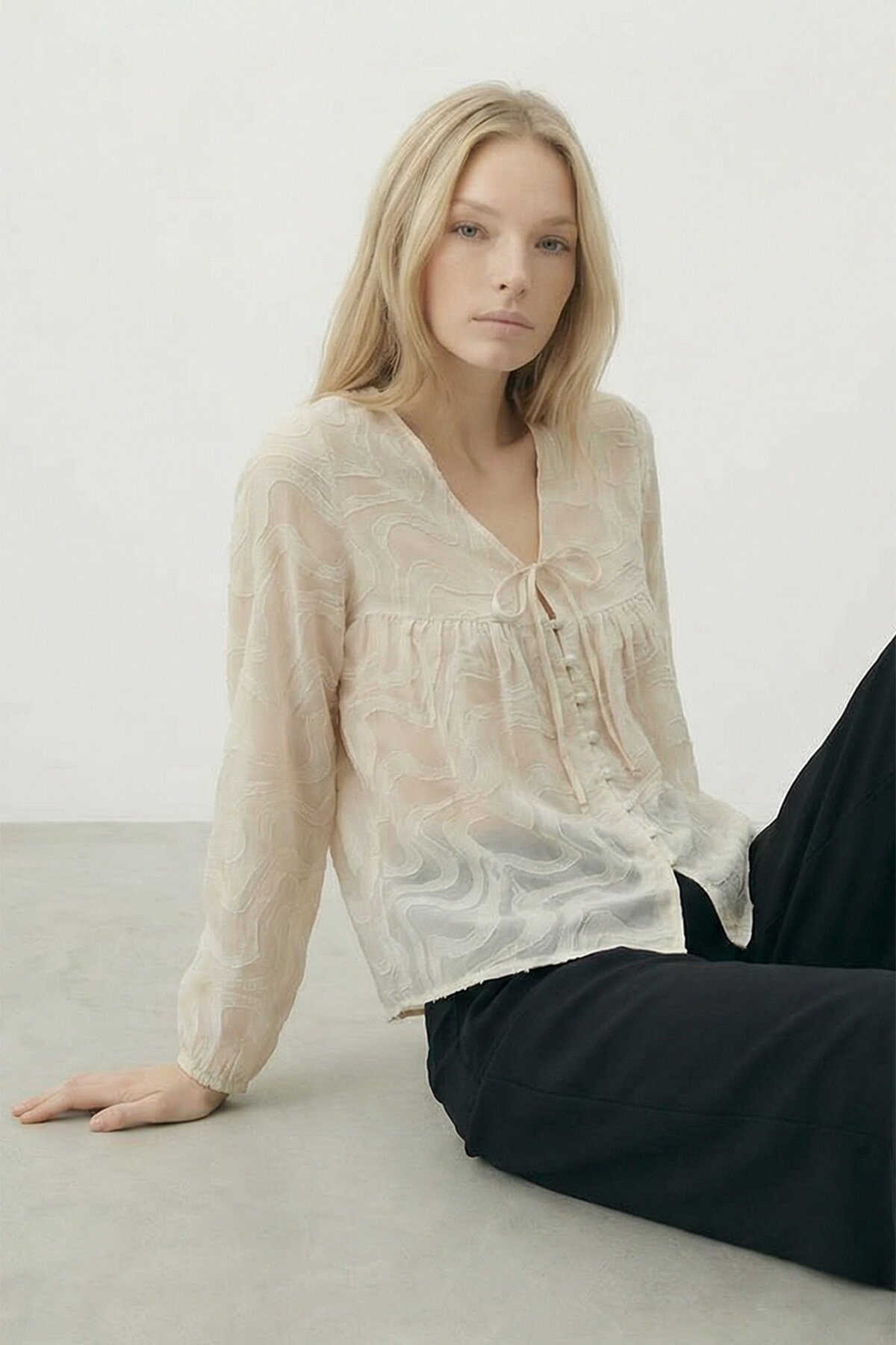 V Yaka Bağlamalı Ve Düğmeli Bluz