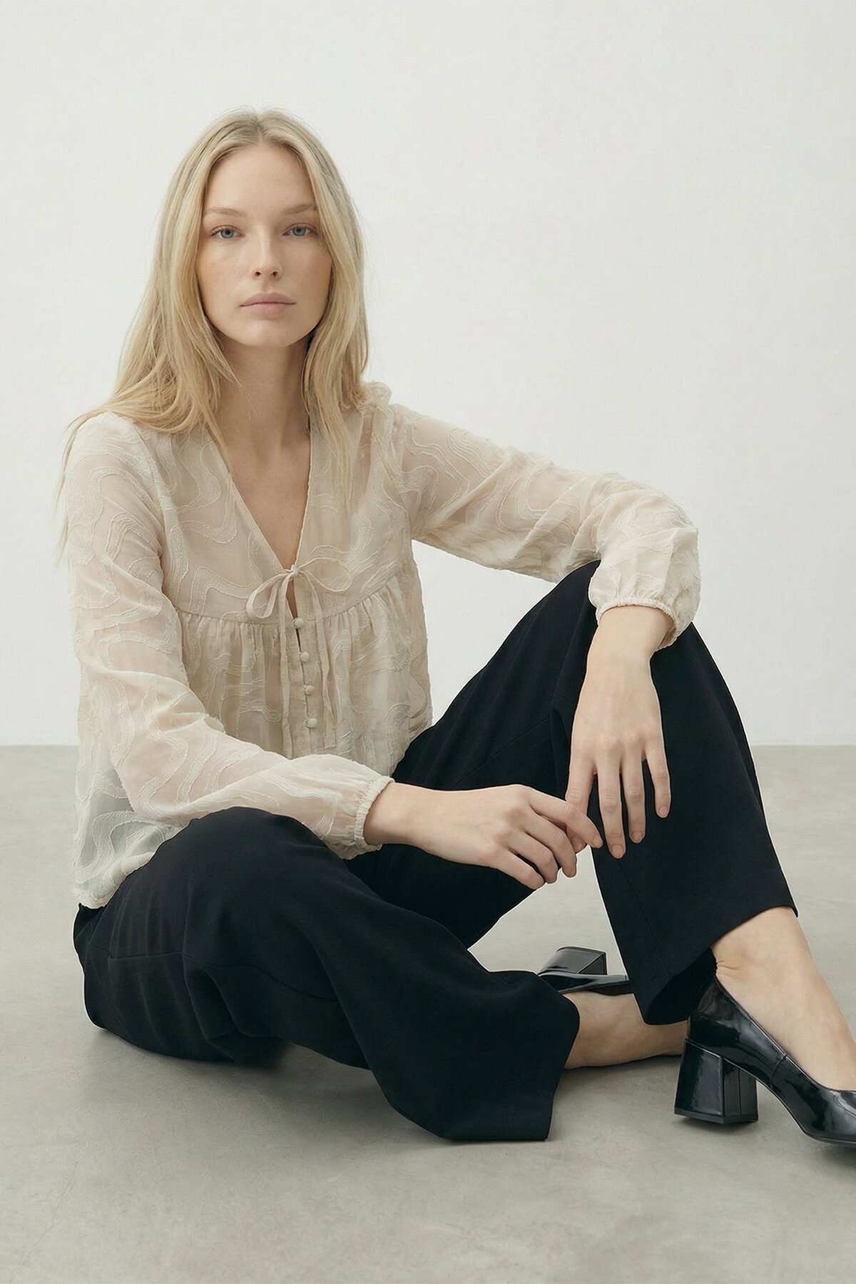 V Yaka Bağlamalı Ve Düğmeli Bluz