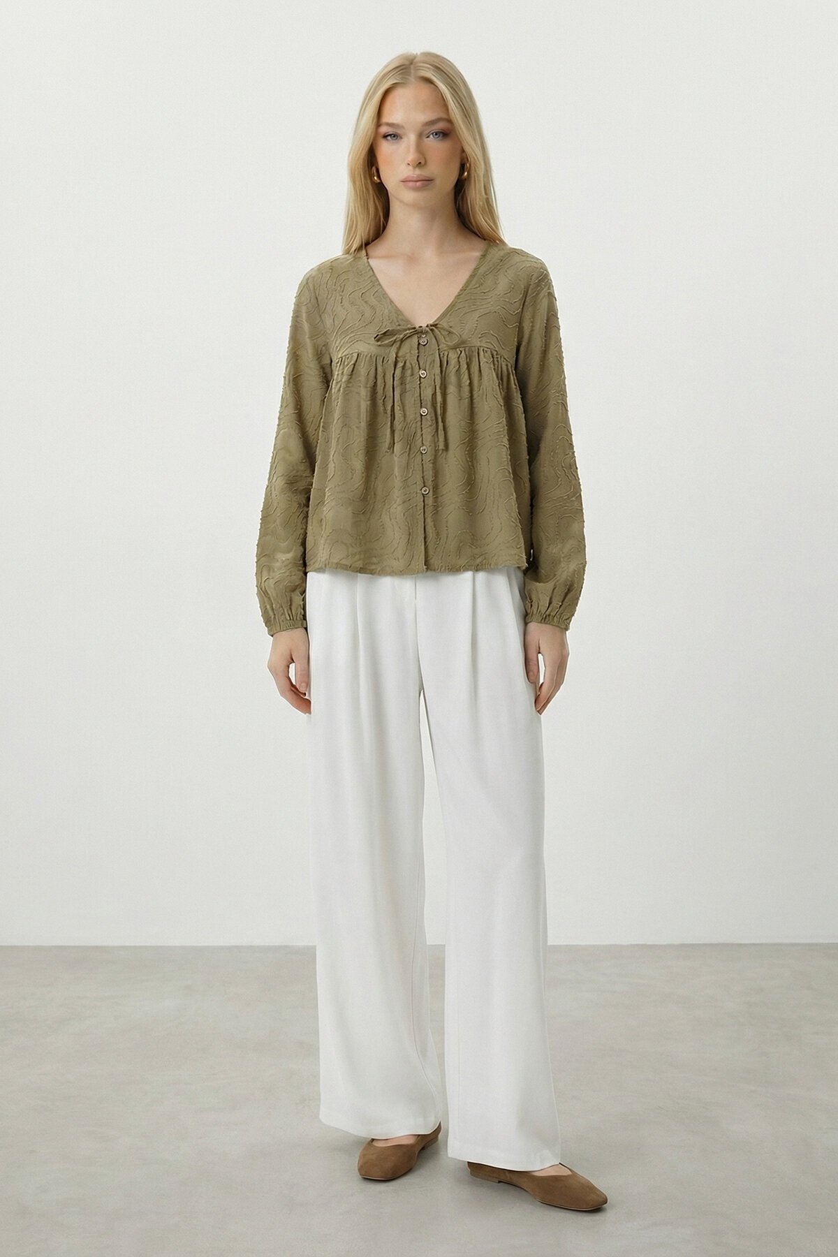 V Yaka Bağlamalı Ve Düğmeli Bluz