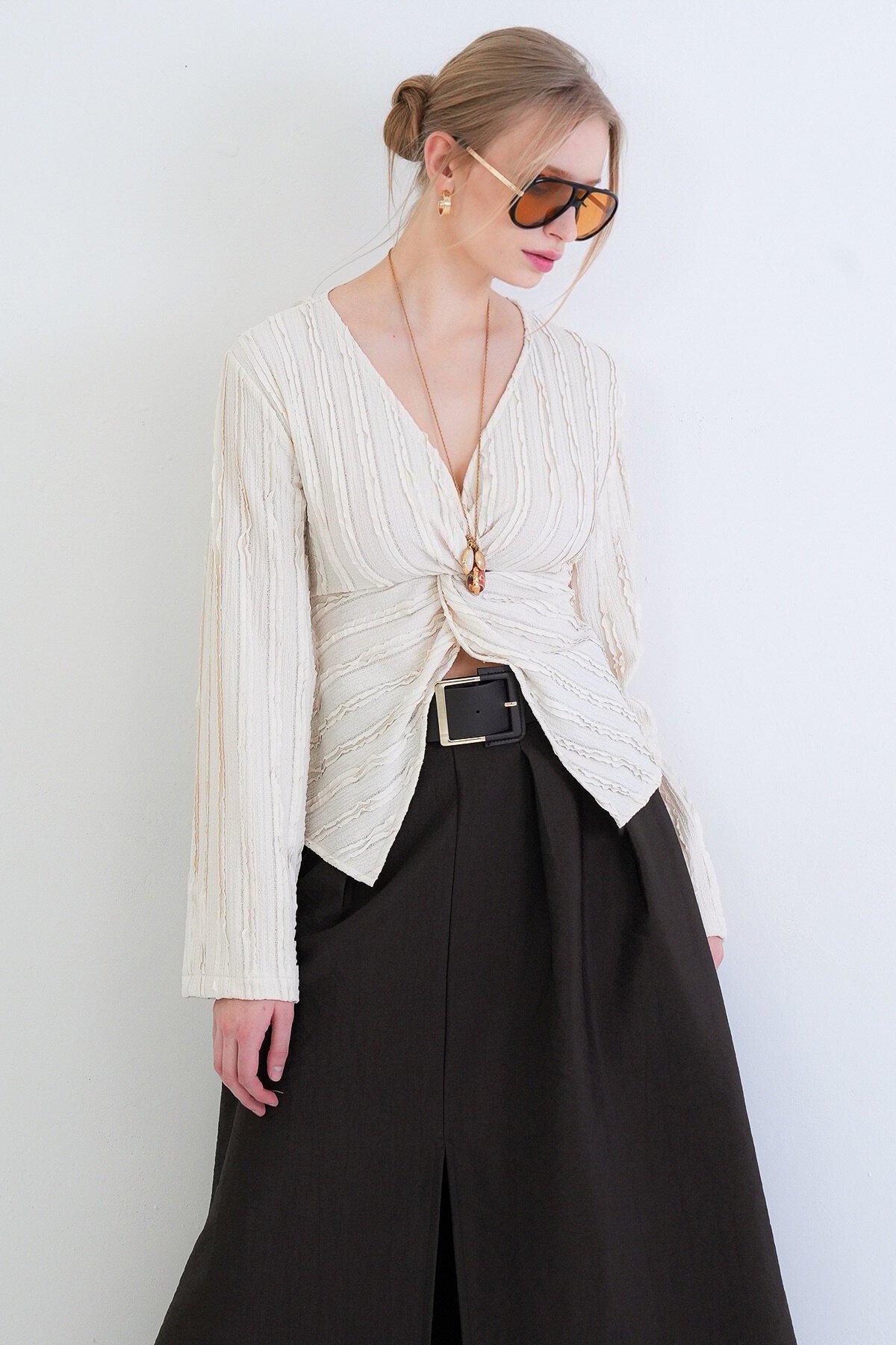 V Yaka Burgu Detaylı Fırfır Kumaş Bluz