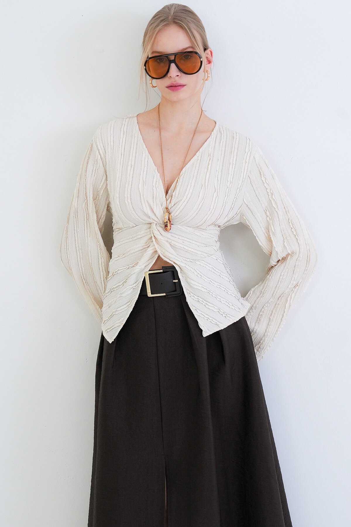 V Yaka Burgu Detaylı Fırfır Kumaş Bluz