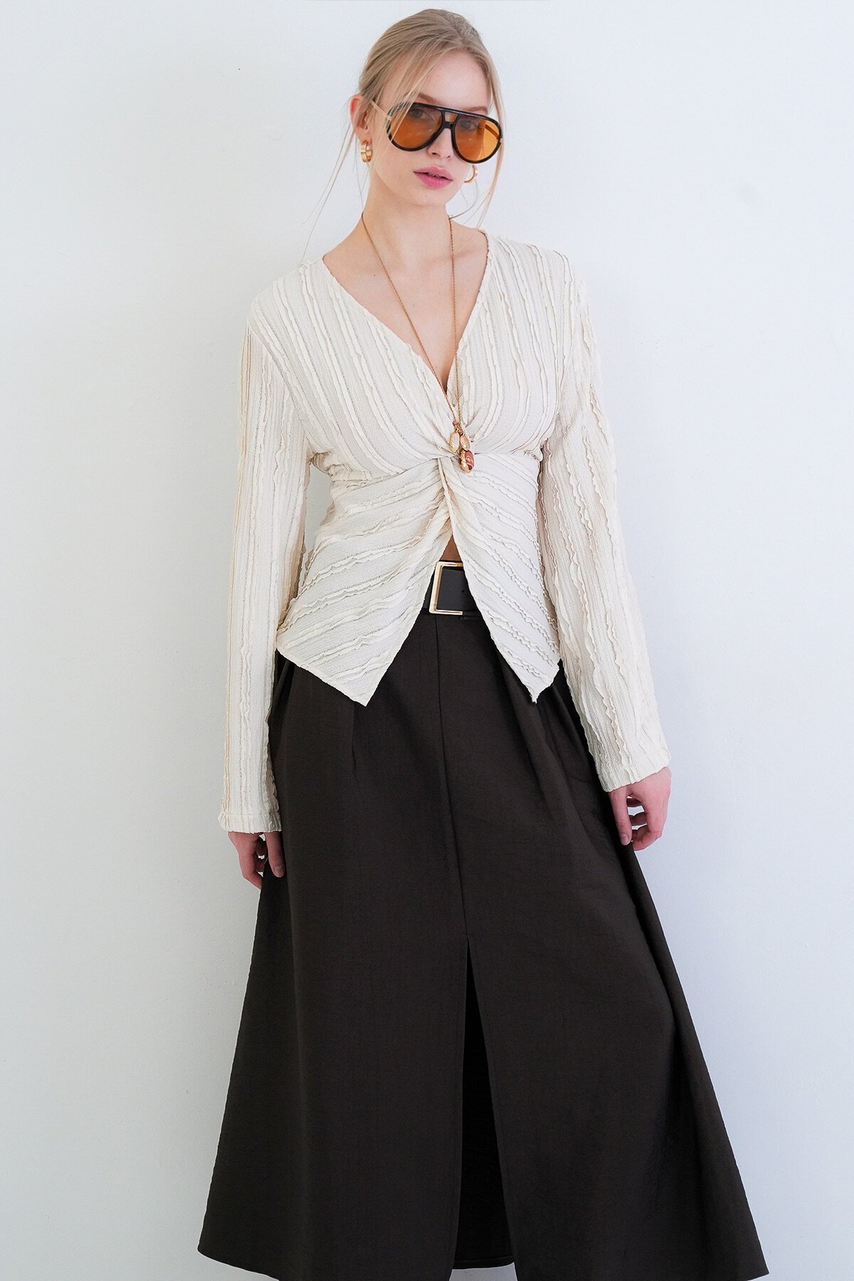 V Yaka Burgu Detaylı Fırfır Kumaş Bluz