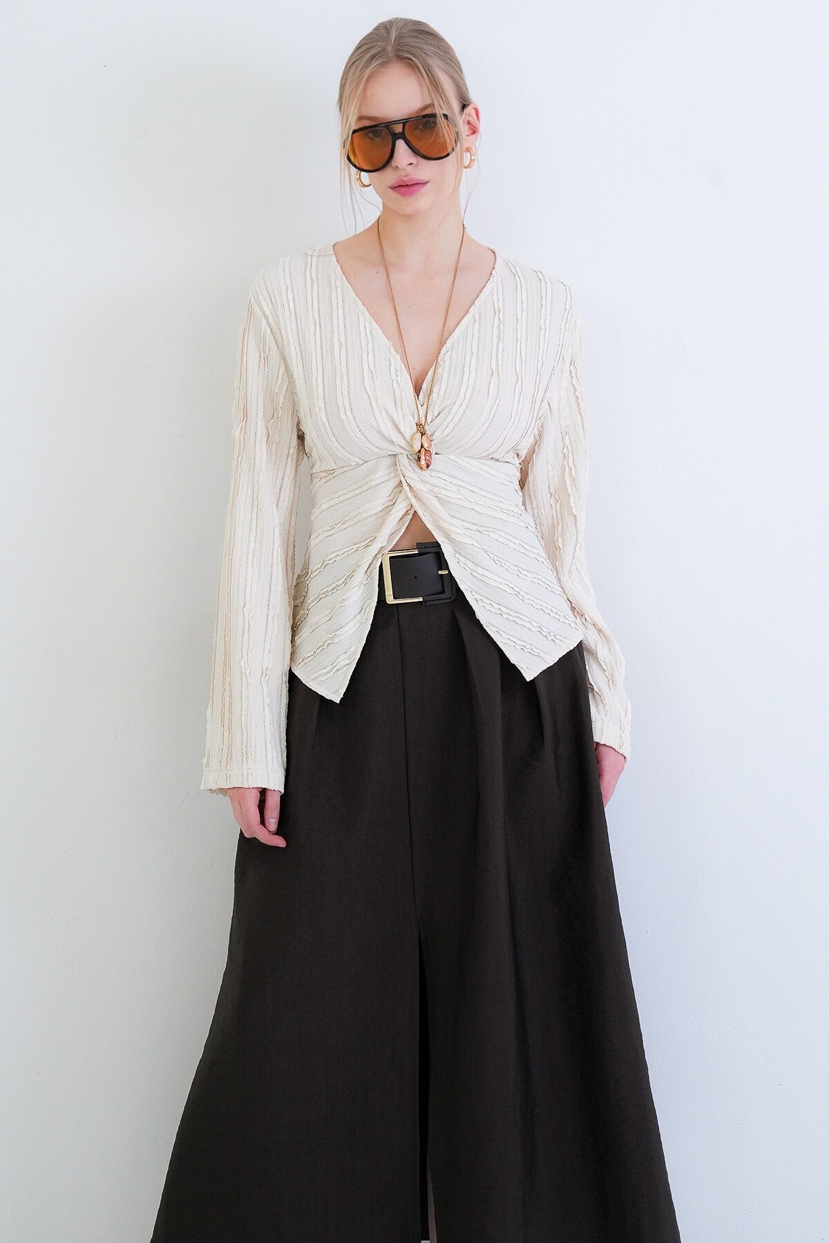 V Yaka Burgu Detaylı Fırfır Kumaş Bluz