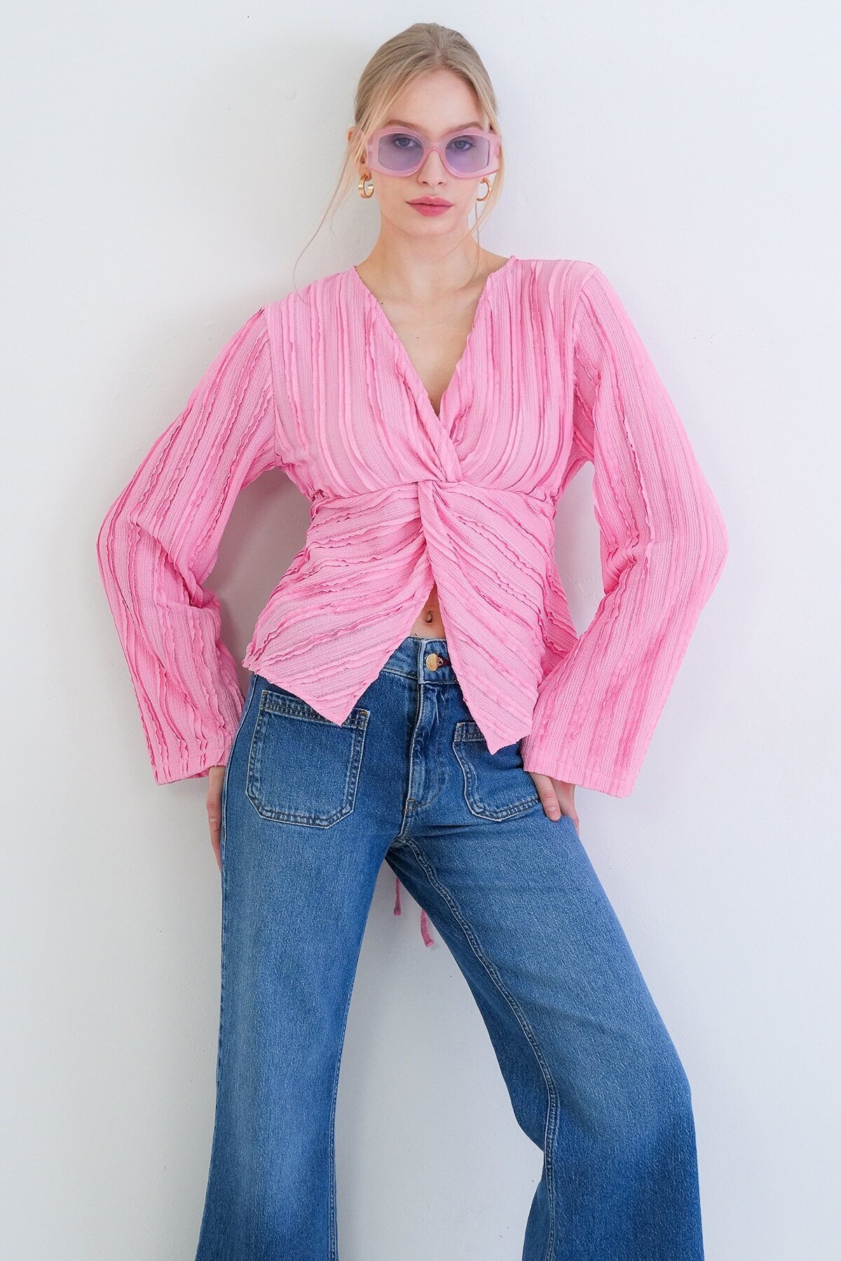 V Yaka Burgu Detaylı Fırfır Kumaş Bluz